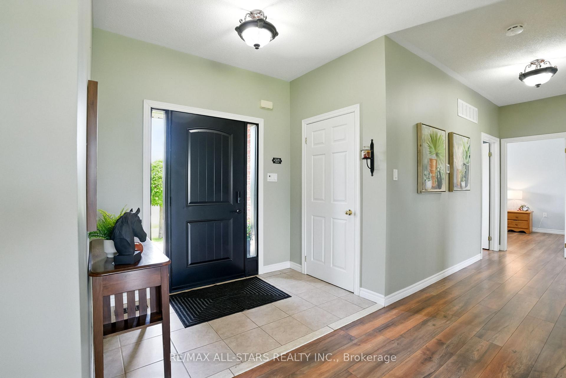 Photo 5 of 28 Bagshaw Crescent, Uxbridge, Rural Uxbridge — HOMEH
