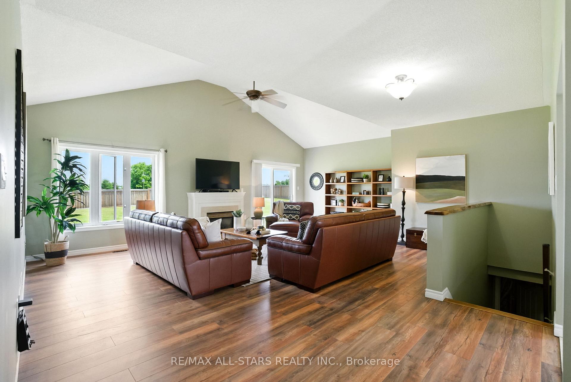 Photo 6 of 28 Bagshaw Crescent, Uxbridge, Rural Uxbridge — HOMEH