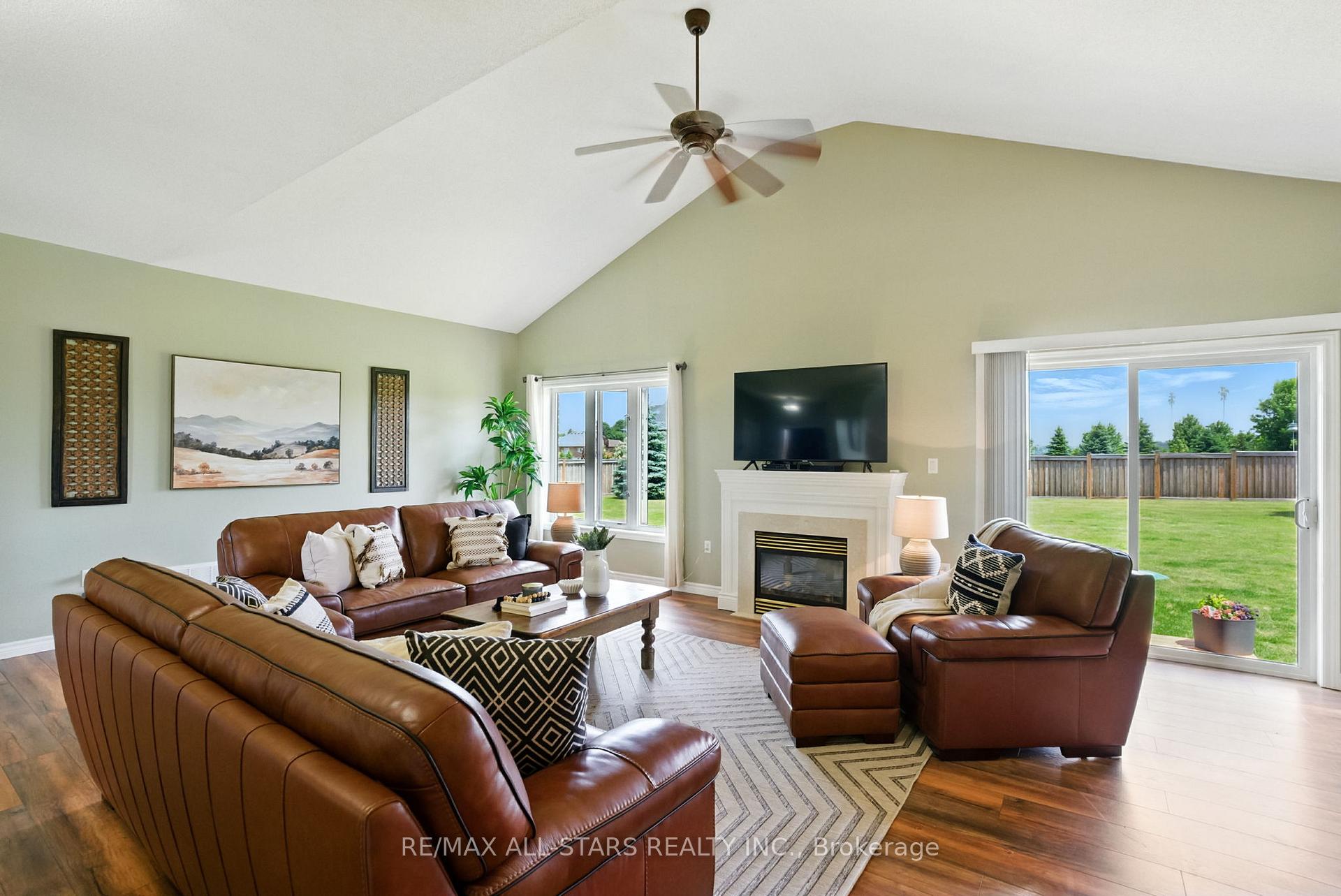 Photo 10 of 28 Bagshaw Crescent, Uxbridge, Rural Uxbridge — HOMEH