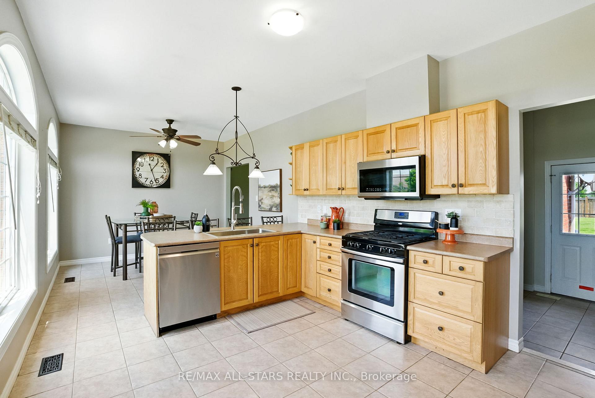 Photo 16 of 28 Bagshaw Crescent, Uxbridge, Rural Uxbridge — HOMEH