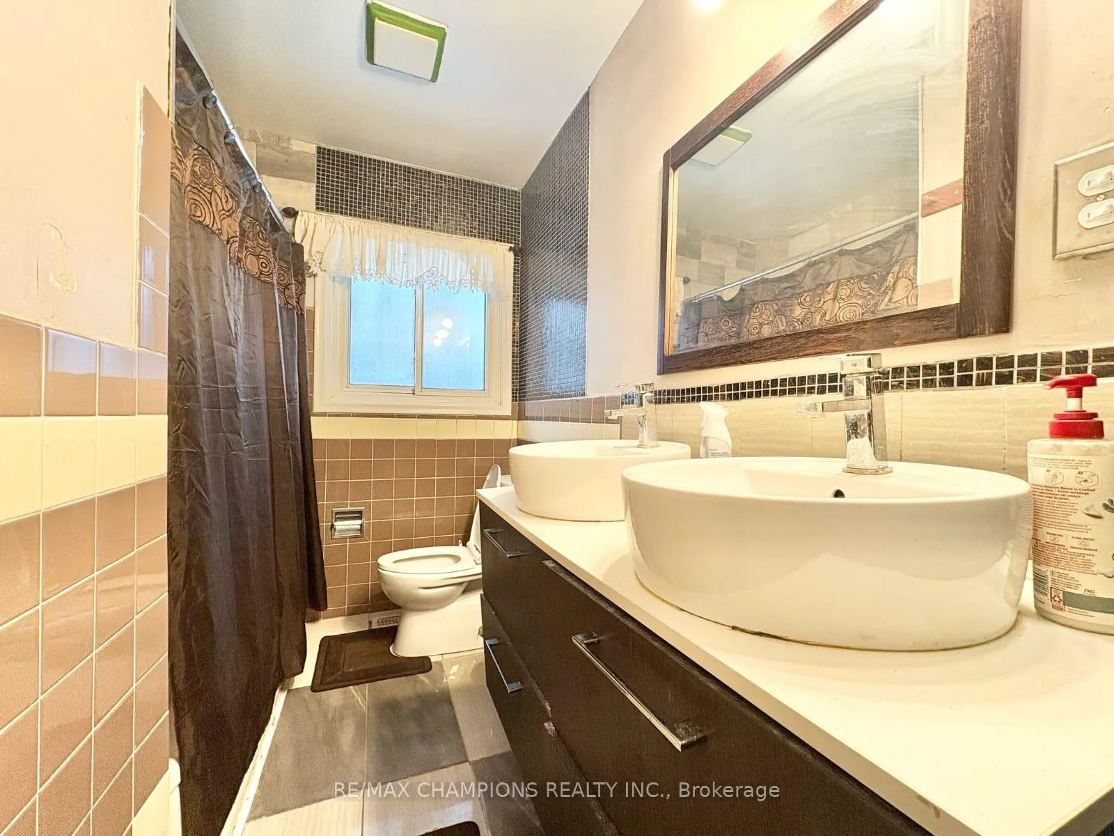 Photo 5 of 265 Glenridge Drive, Waterloo — HOMEH