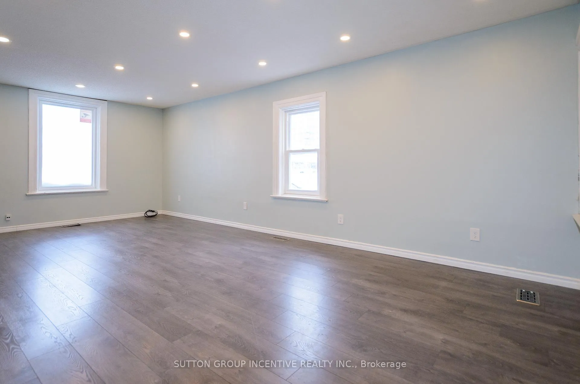 Photo 5 of 46 Ellen Street, Barrie, Lakeshore — HOMEH