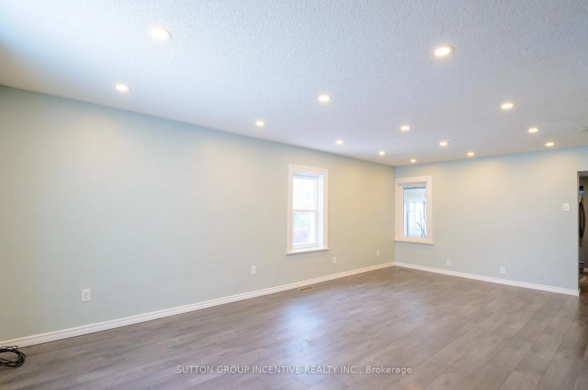 Photo 8 of 46 Ellen Street, Barrie, Lakeshore — HOMEH