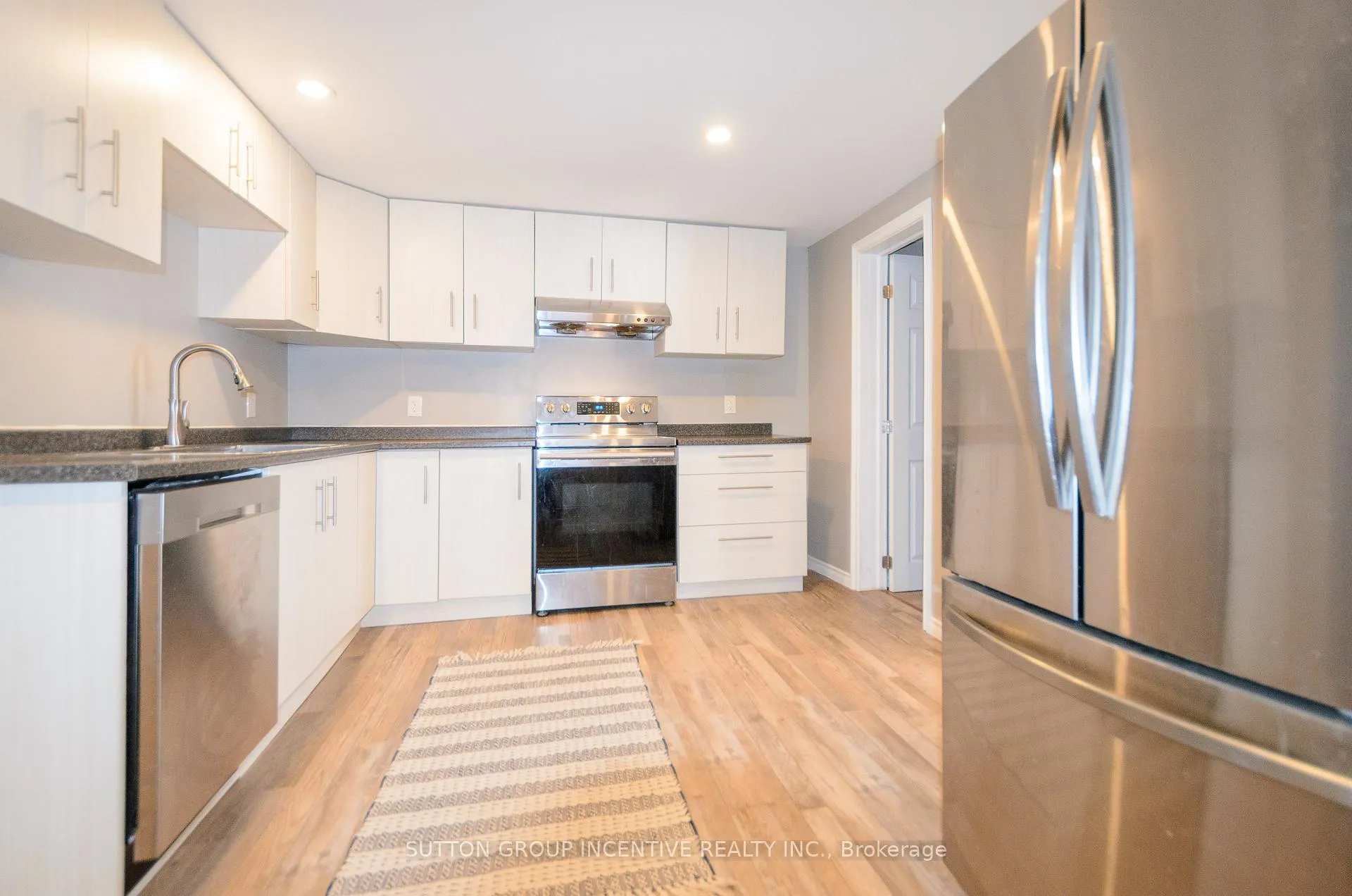 Photo 11 of 46 Ellen Street, Barrie, Lakeshore — HOMEH
