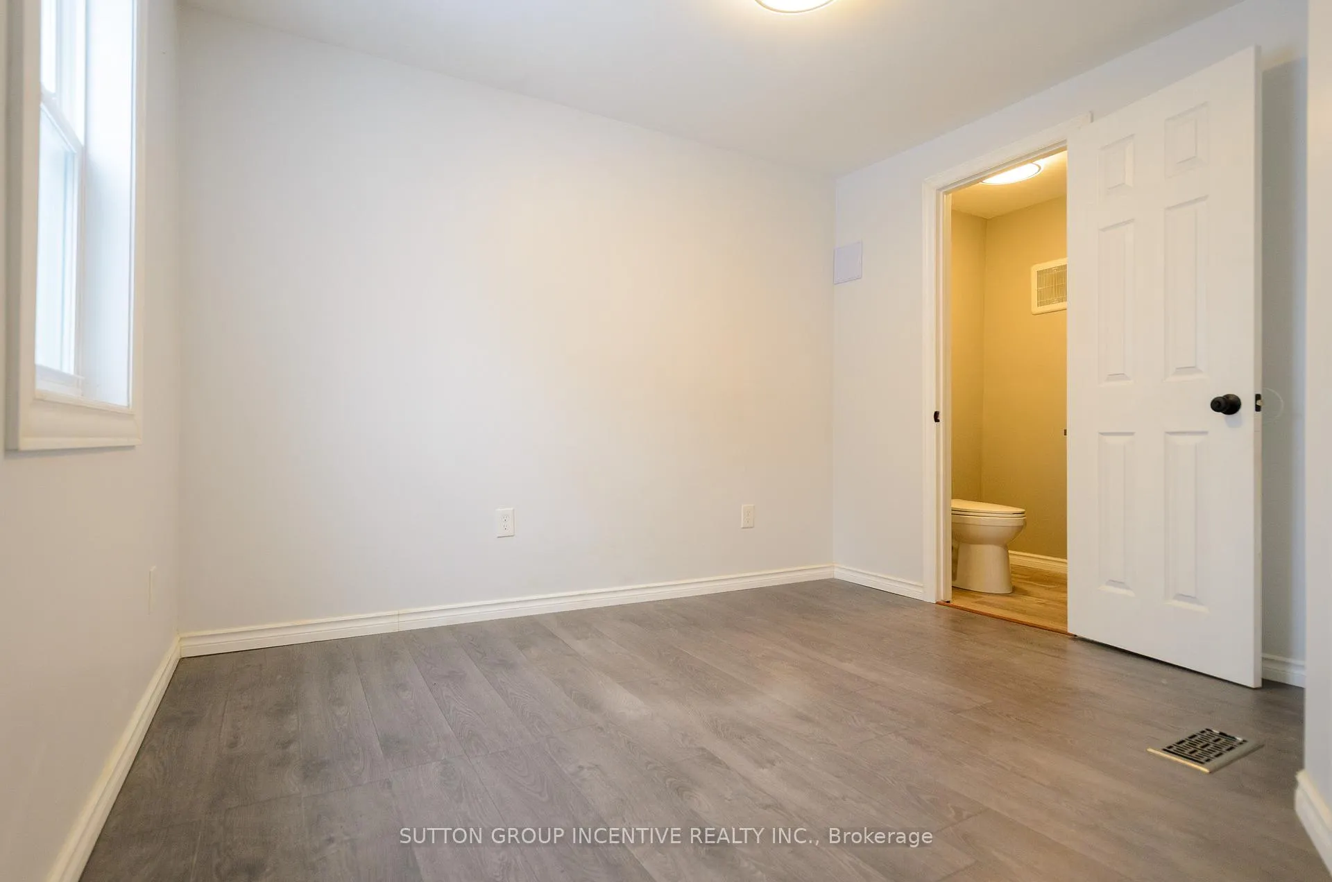 Photo 15 of 46 Ellen Street, Barrie, Lakeshore — HOMEH