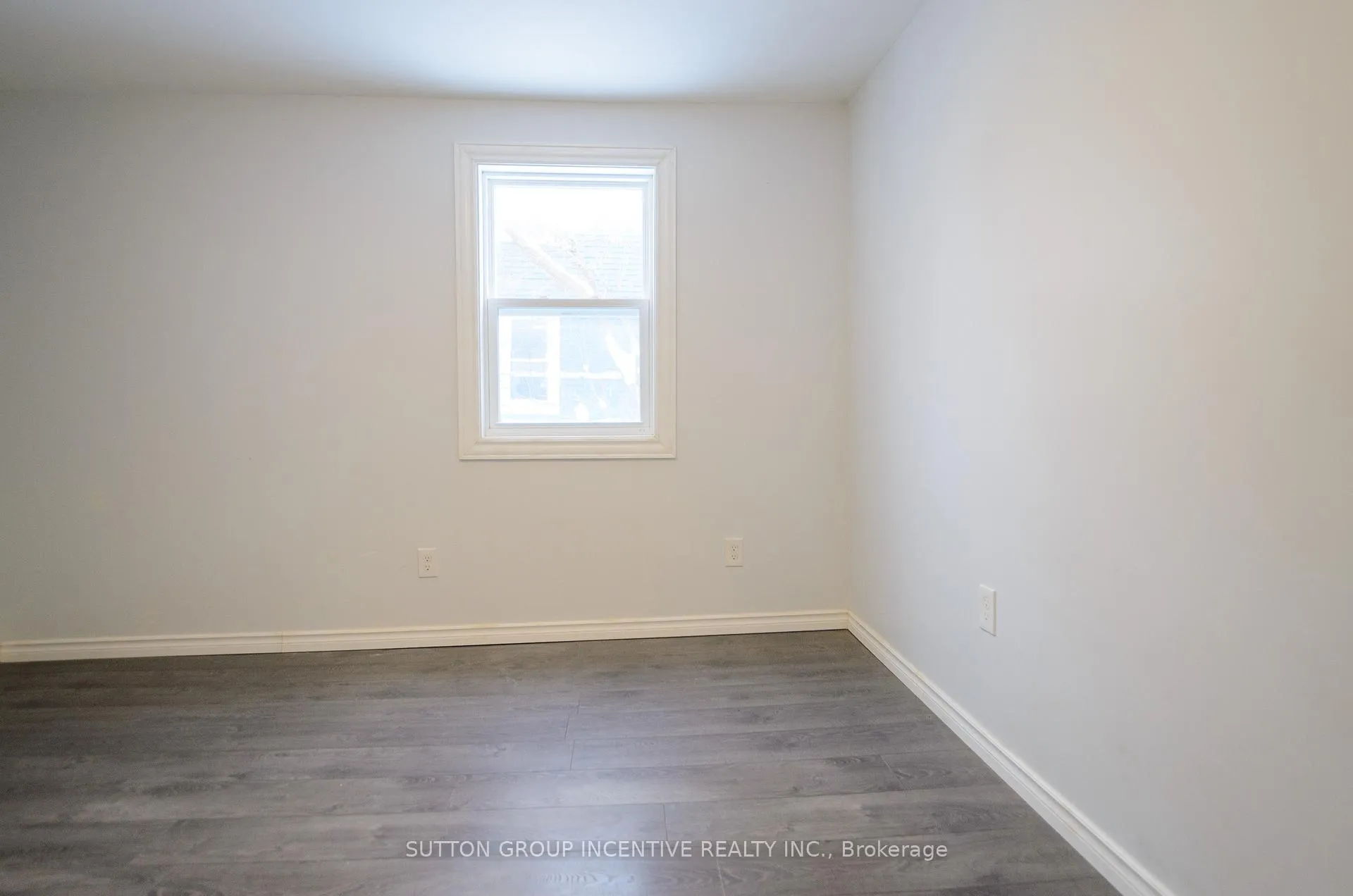 Photo 20 of 46 Ellen Street, Barrie, Lakeshore — HOMEH