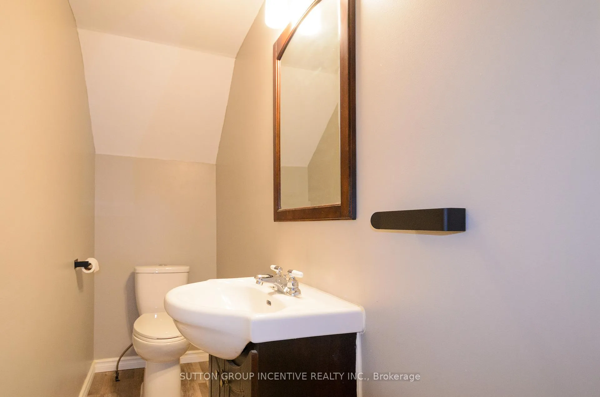 Photo 21 of 46 Ellen Street, Barrie, Lakeshore — HOMEH