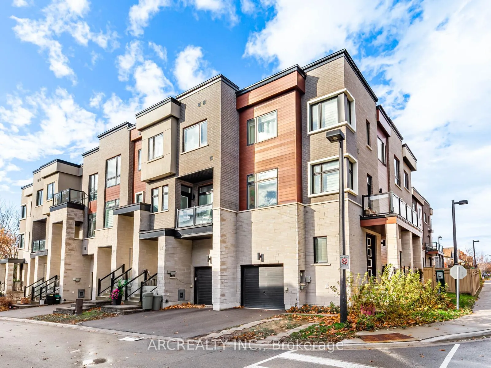 Photo 1 of 98 Laskin Drive, Vaughan, Patterson — HOMEH