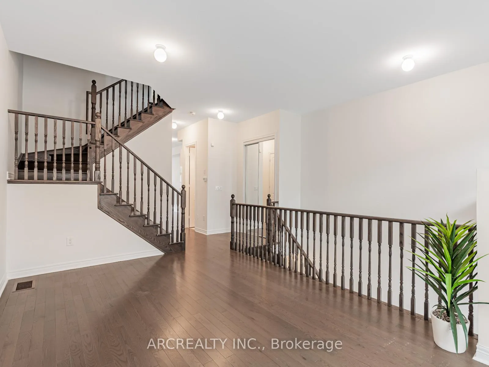 Photo 4 of 98 Laskin Drive, Vaughan, Patterson — HOMEH