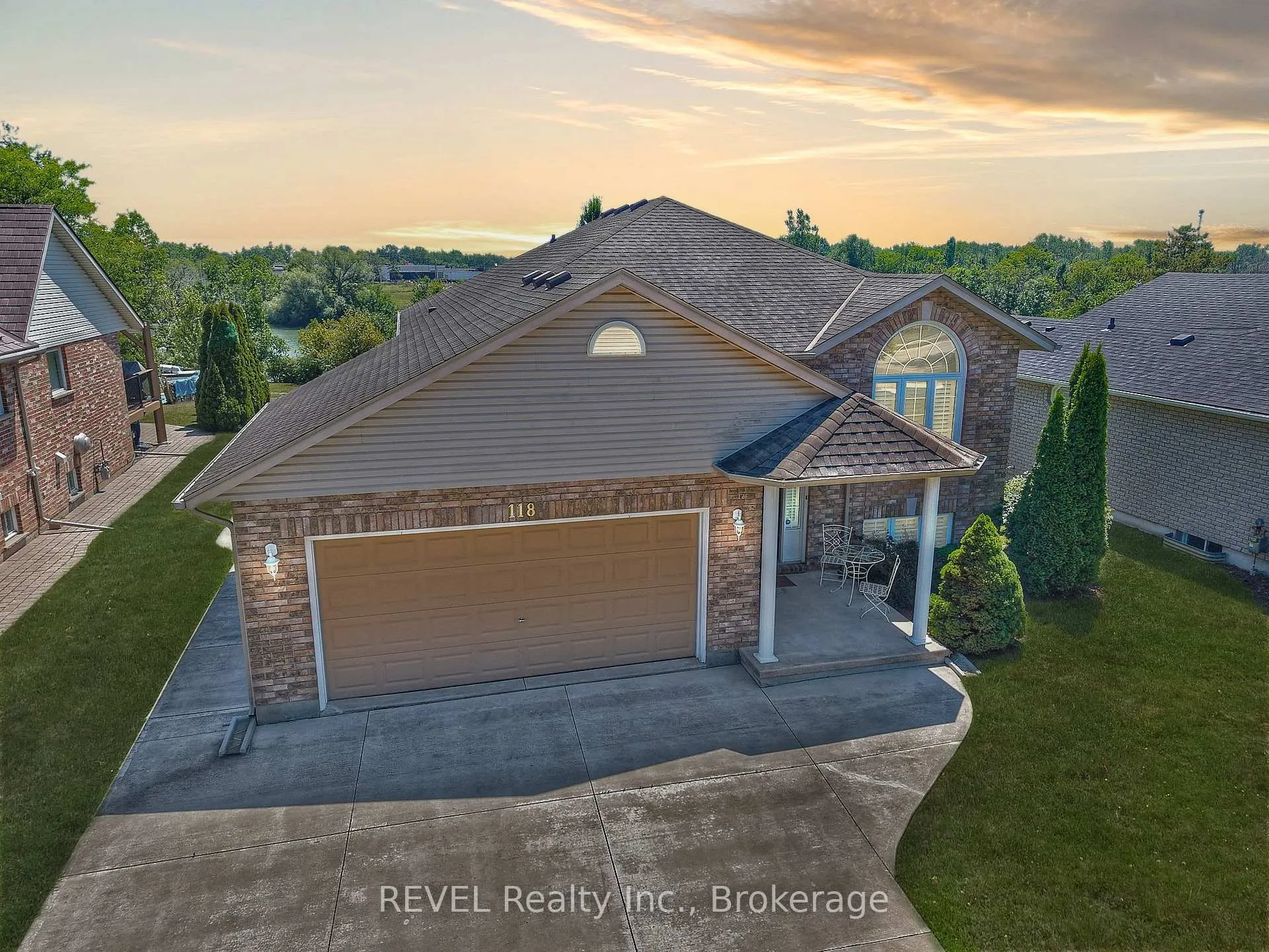 Photo 3 of 118 Colbeck Drive, Welland, Coyle Creek — HOMEH