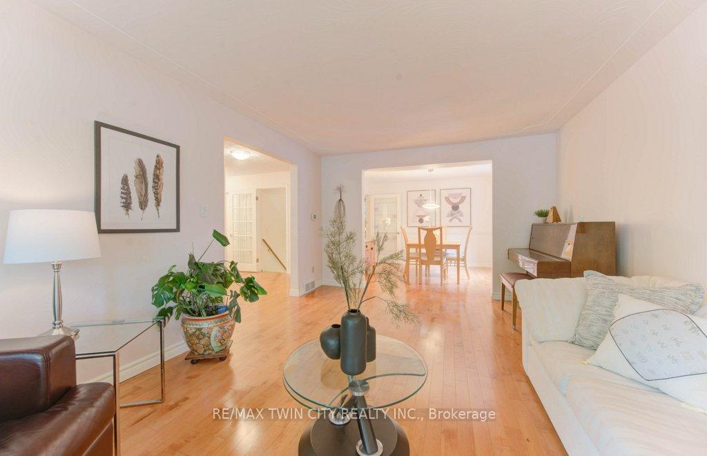 Photo 10 of 299 Hiawatha Drive, Waterloo — HOMEH
