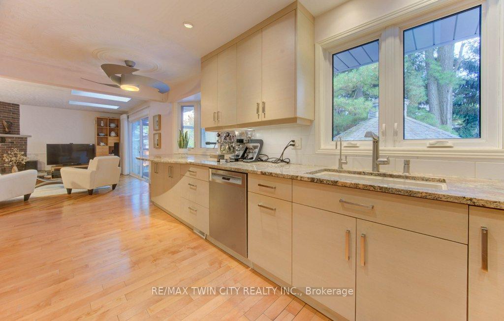 Photo 14 of 299 Hiawatha Drive, Waterloo — HOMEH