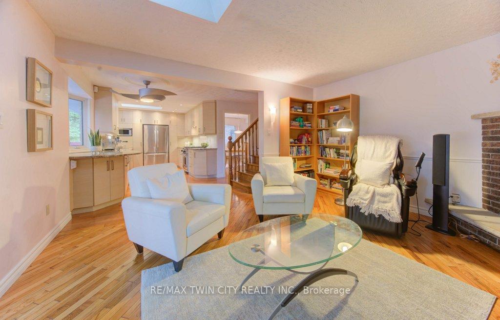 Photo 16 of 299 Hiawatha Drive, Waterloo — HOMEH