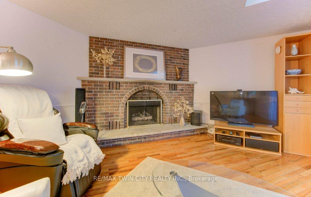 Photo 18 of 299 Hiawatha Drive, Waterloo — HOMEH