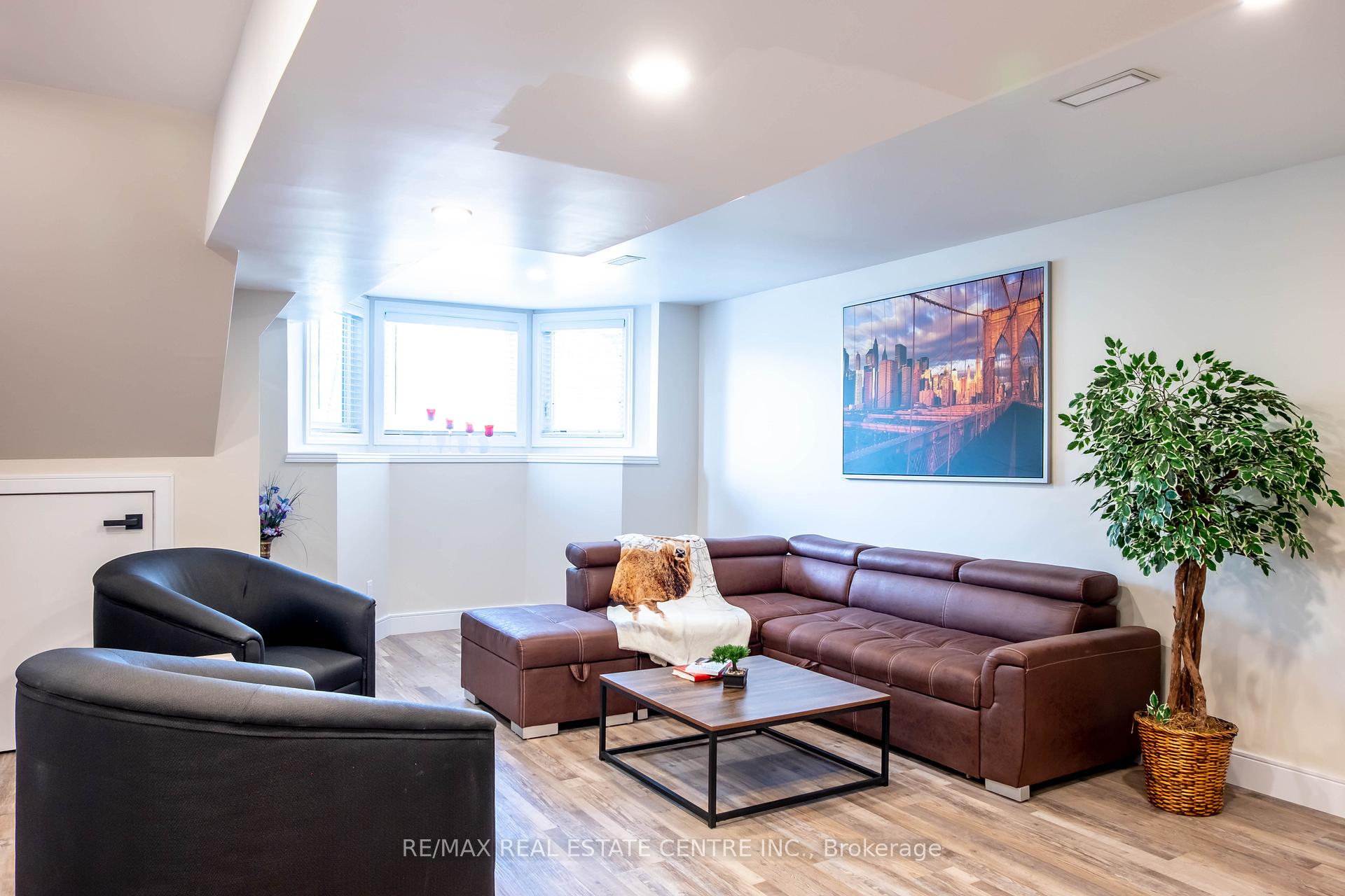 Photo 20 of 363 Wintergreen Drive, Waterloo — HOMEH