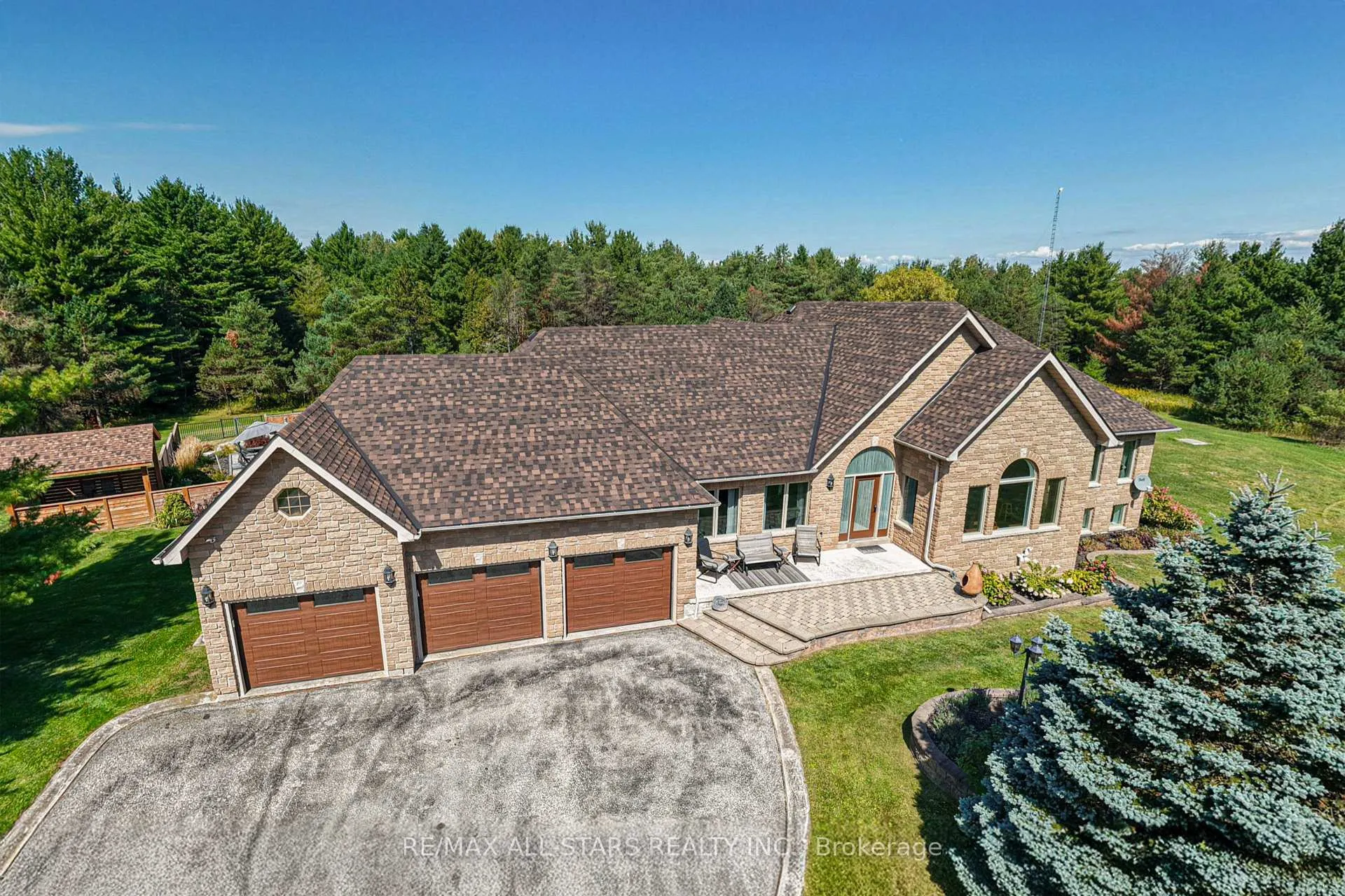 Photo 2 of 210 Ashworth Road, Uxbridge, Rural Uxbridge — HOMEH