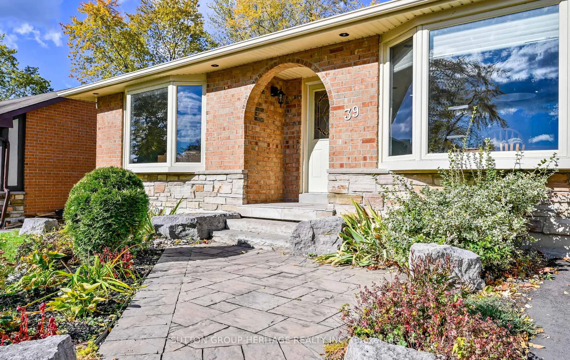 Photo 3 of 39 Anstead Crescent, Ajax, South West — HOMEH