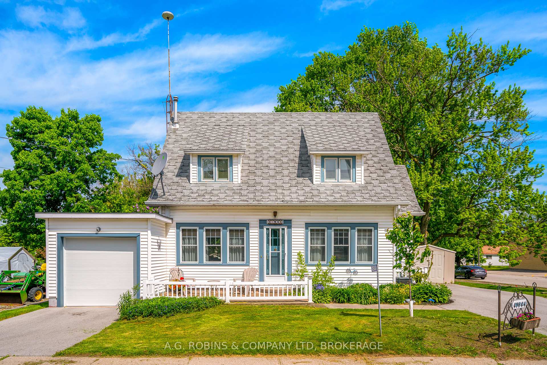 Front of 41944 Clarendon Street