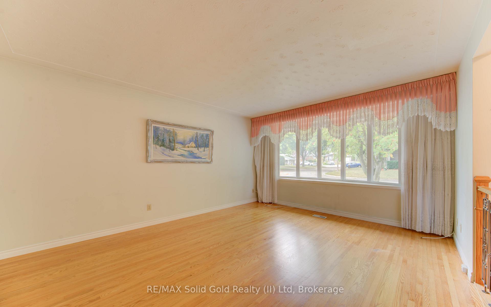 Photo 5 of 269 Grangewood Court, Waterloo — HOMEH