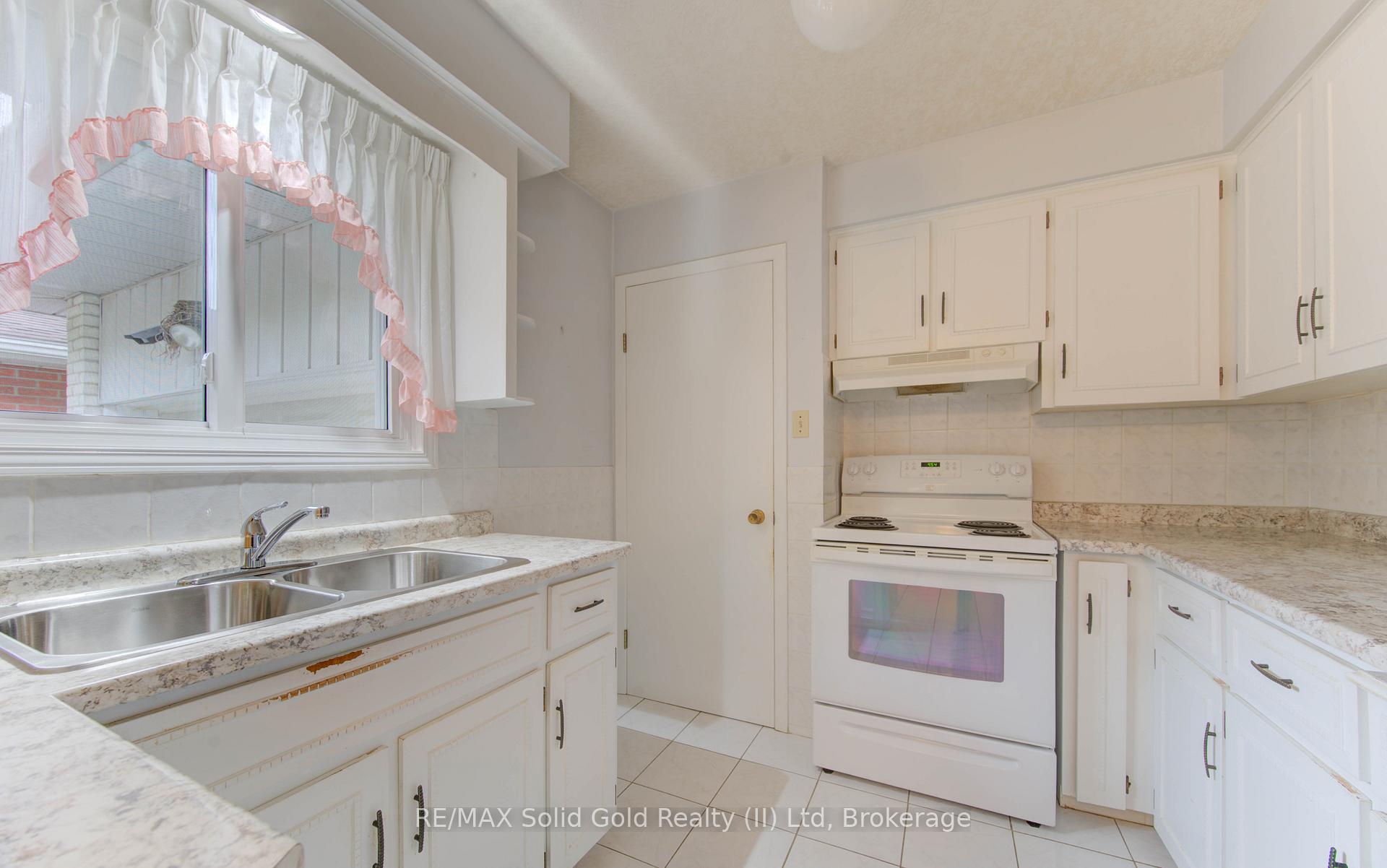 Photo 12 of 269 Grangewood Court, Waterloo — HOMEH