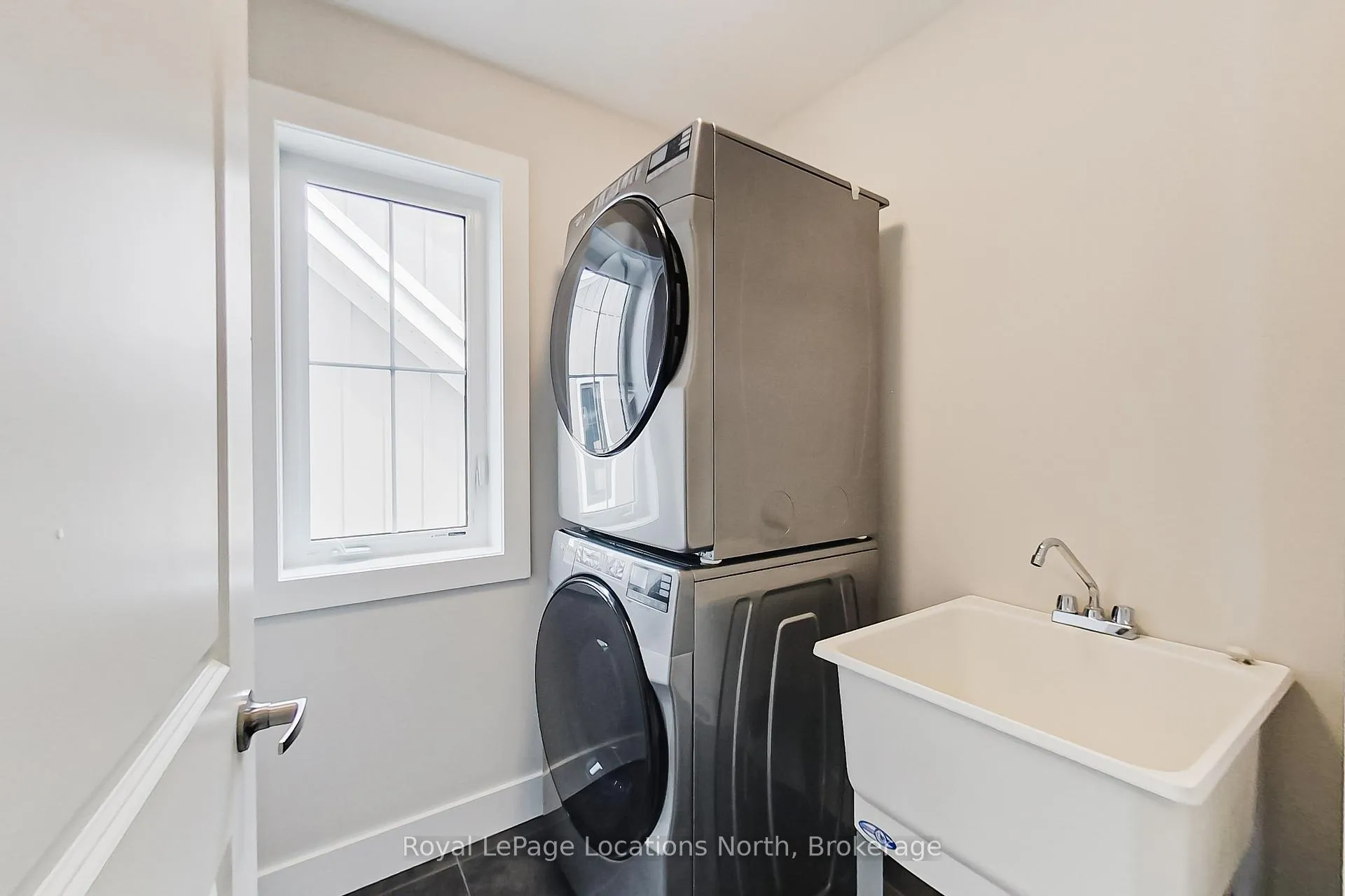 Photo 32 of 139 White Oak Crescent, Blue Mountains — HOMEH
