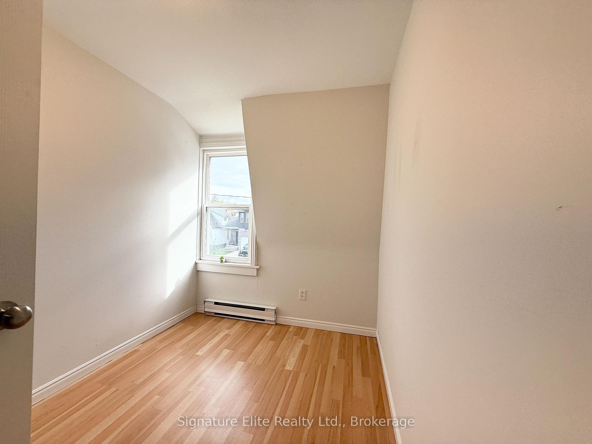 Photo 5 of Unit 2, 435 Mcalpine Avenue N, Welland, Welland Downtown — HOMEH