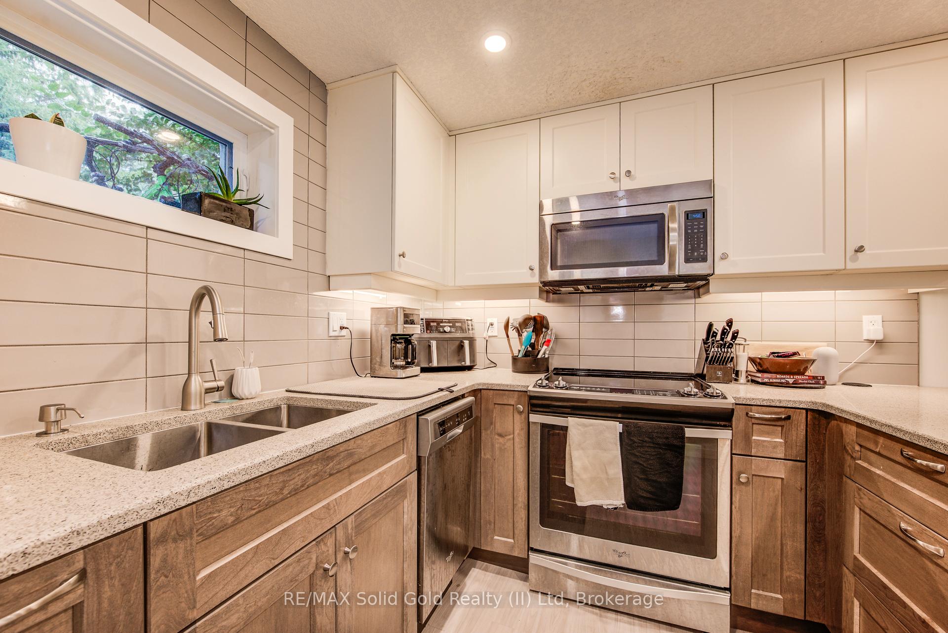 Photo 23 of 558 Sprucehill Avenue, Waterloo — HOMEH
