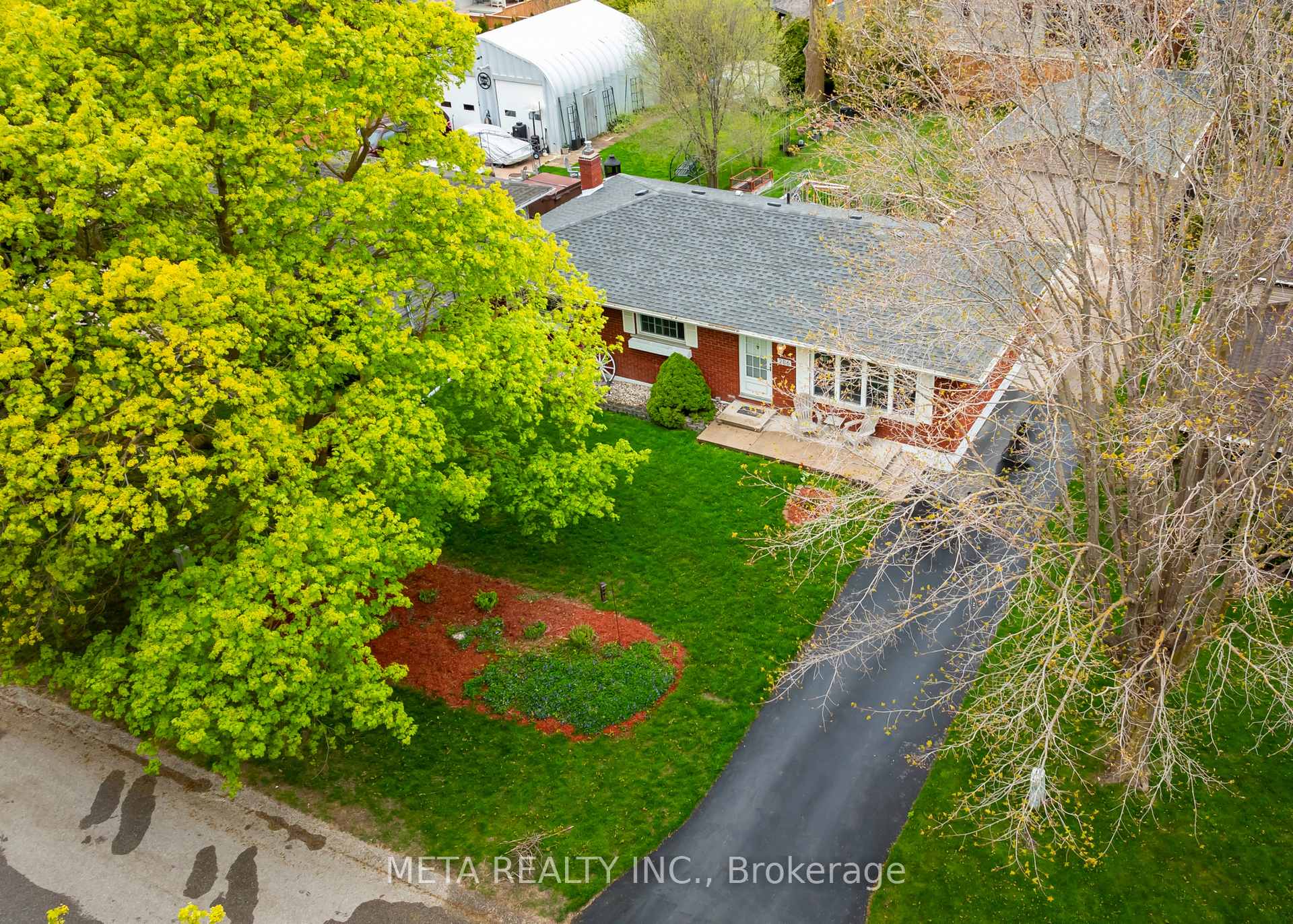 Front of 286 Forest Glen Crescent