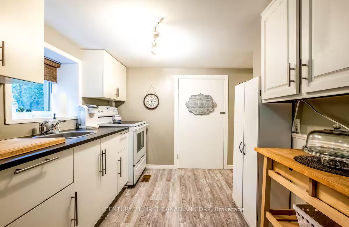 Photo 24 of 705A Conservation Drive N, Waterloo — HOMEH