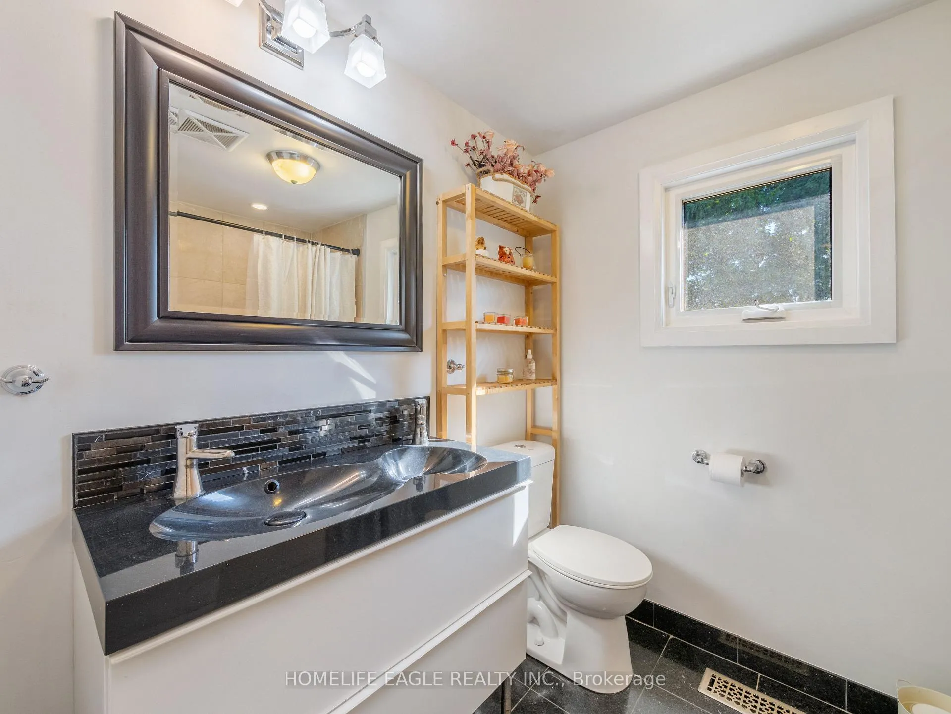 Photo 20 of 30 Moffat Crescent, Aurora, Aurora Heights — HOMEH