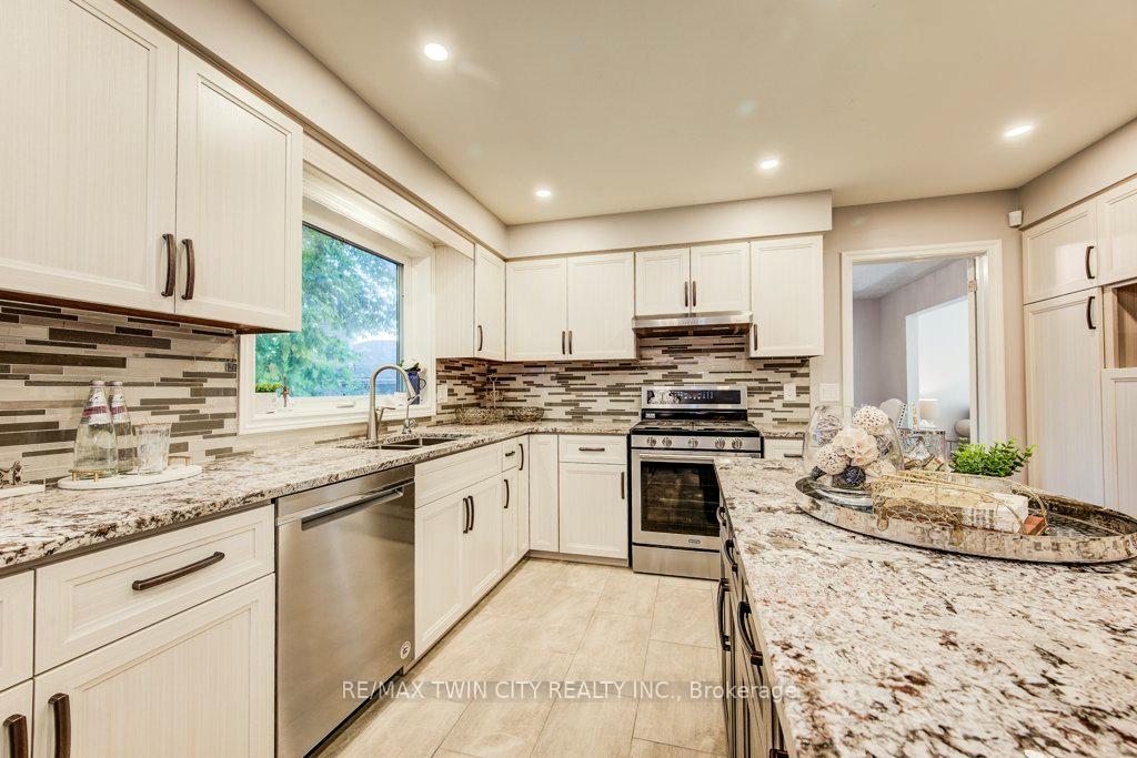 Photo 12 of 466 Kingsford Place, Waterloo — HOMEH