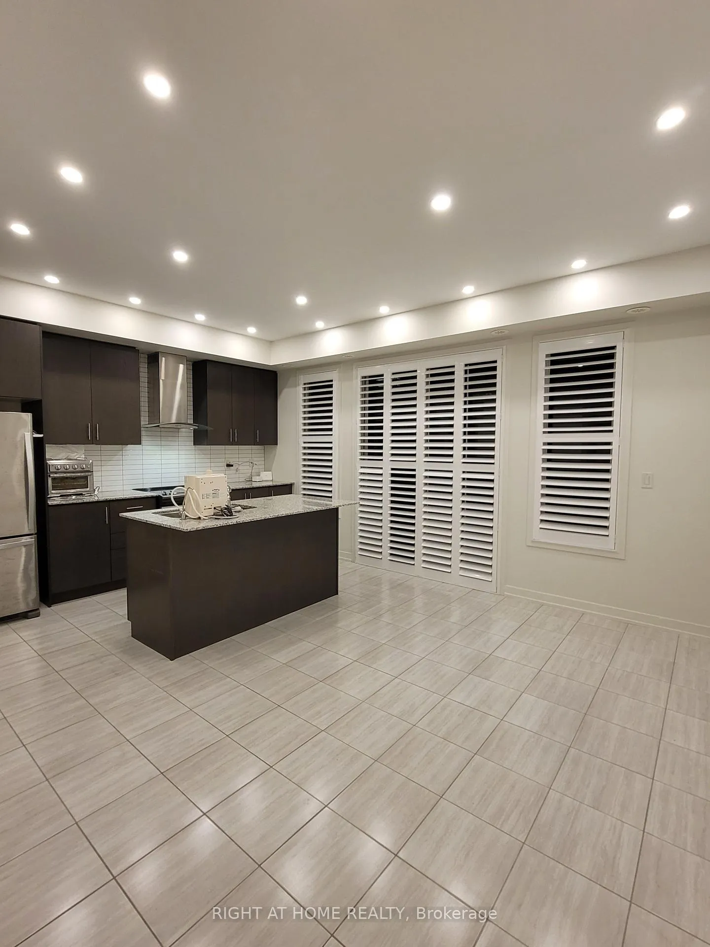 Photo 2 of 196 Salterton Circle, Vaughan, Rural Vaughan — HOMEH