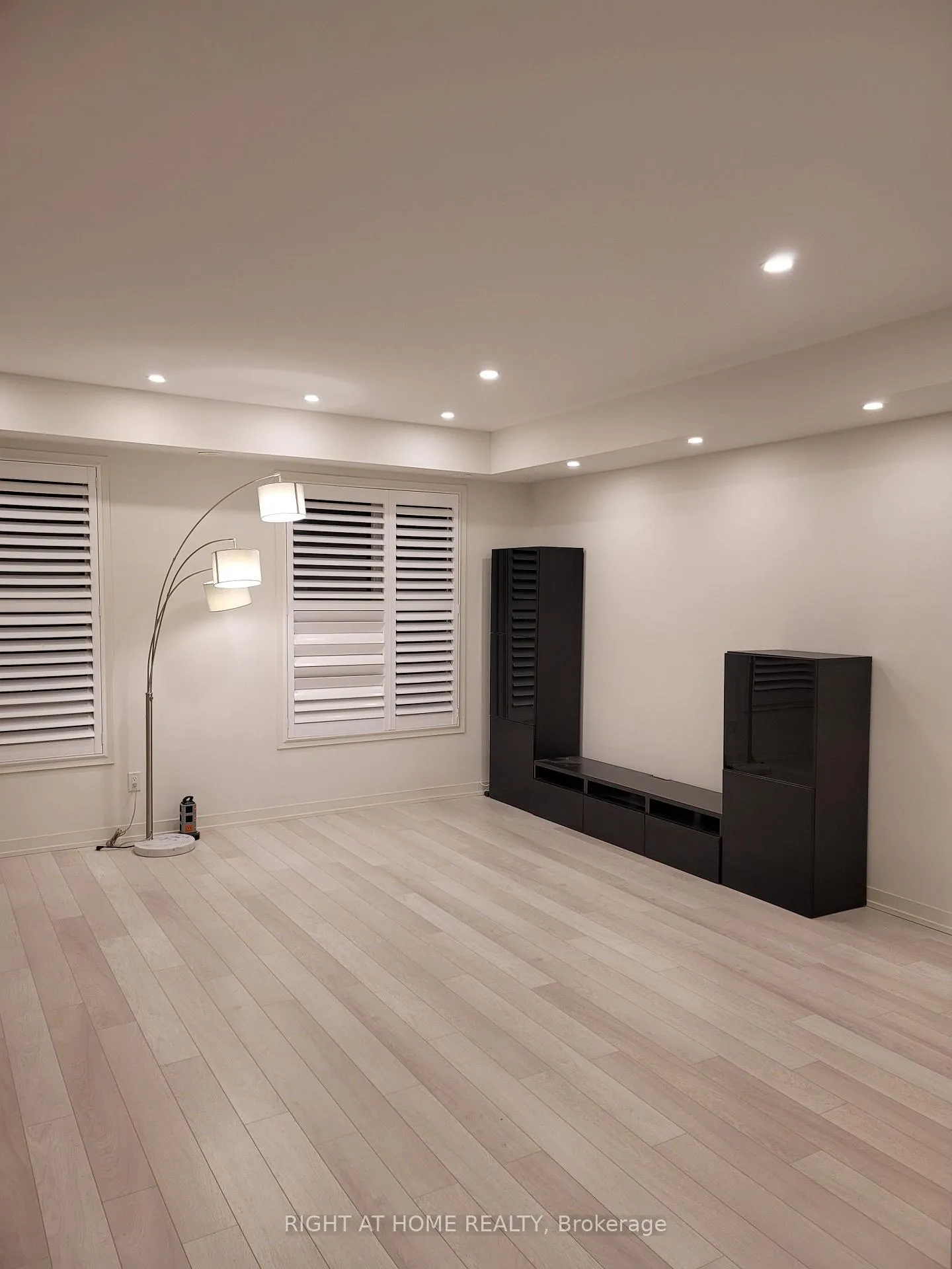 Photo 3 of 196 Salterton Circle, Vaughan, Rural Vaughan — HOMEH