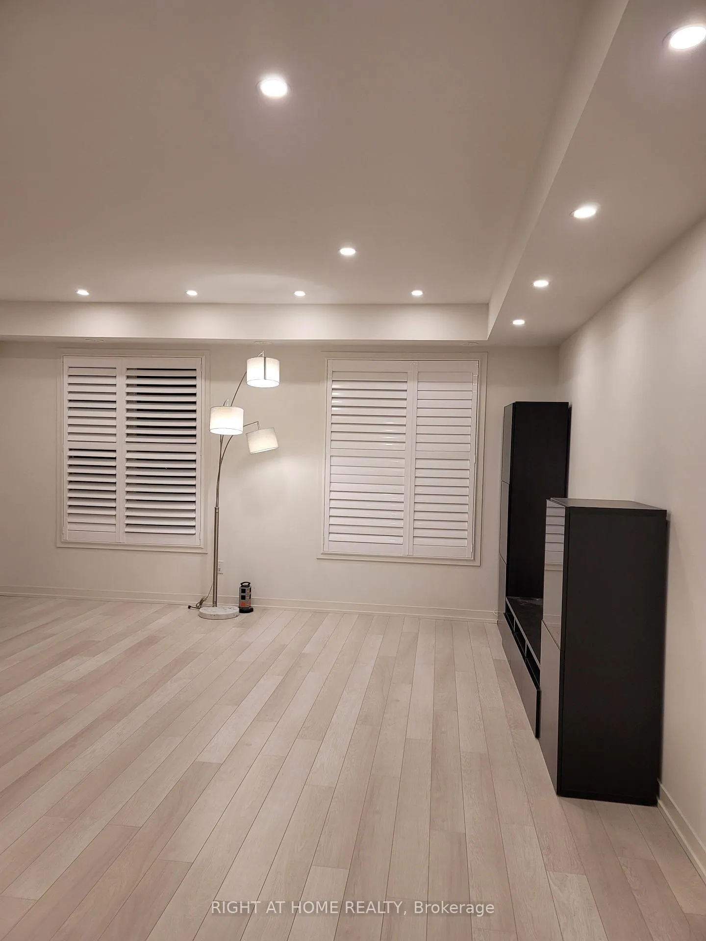 Photo 4 of 196 Salterton Circle, Vaughan, Rural Vaughan — HOMEH