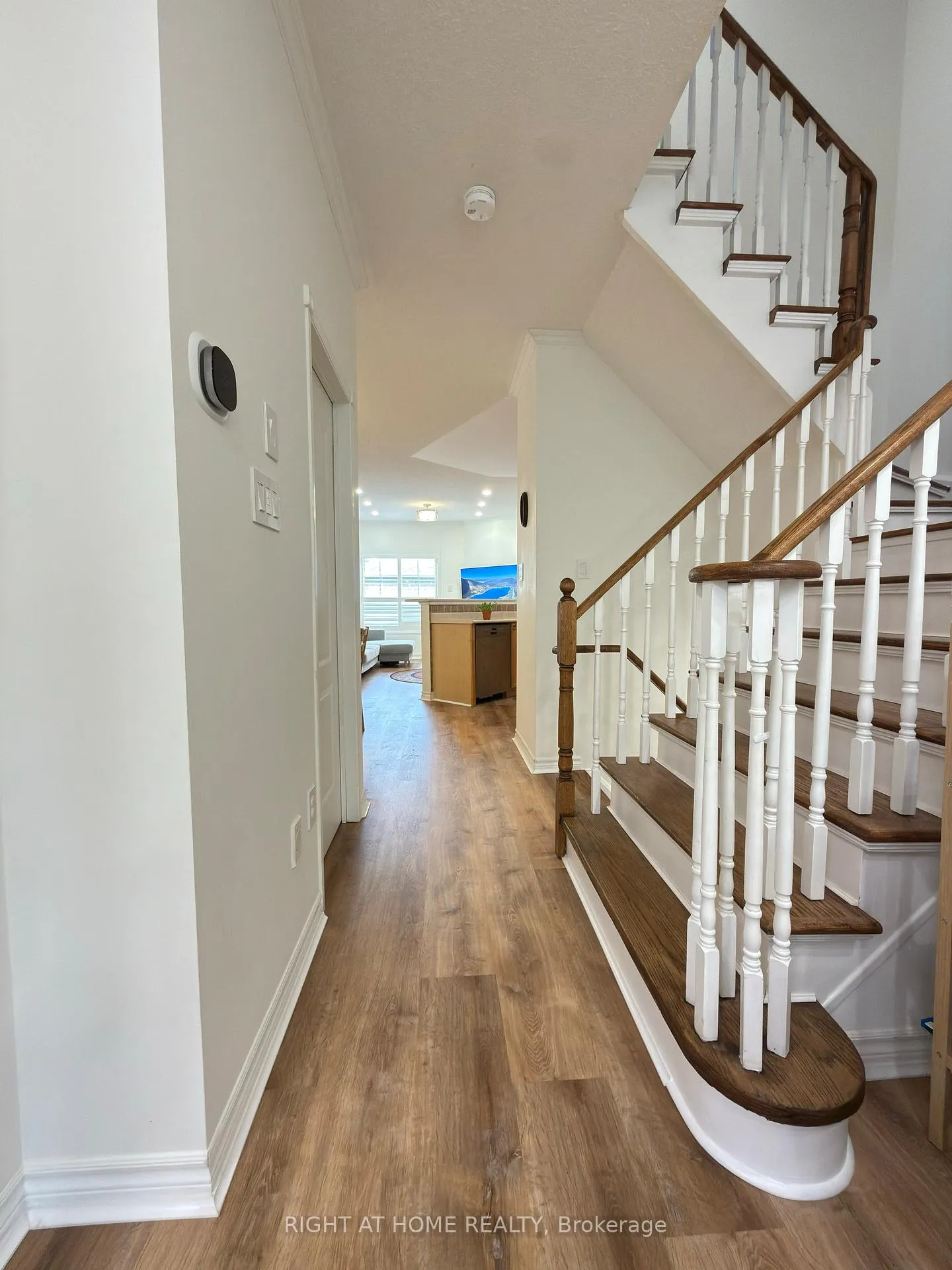 Photo 10 of 3 Bellagio Crescent, Vaughan, Patterson — HOMEH