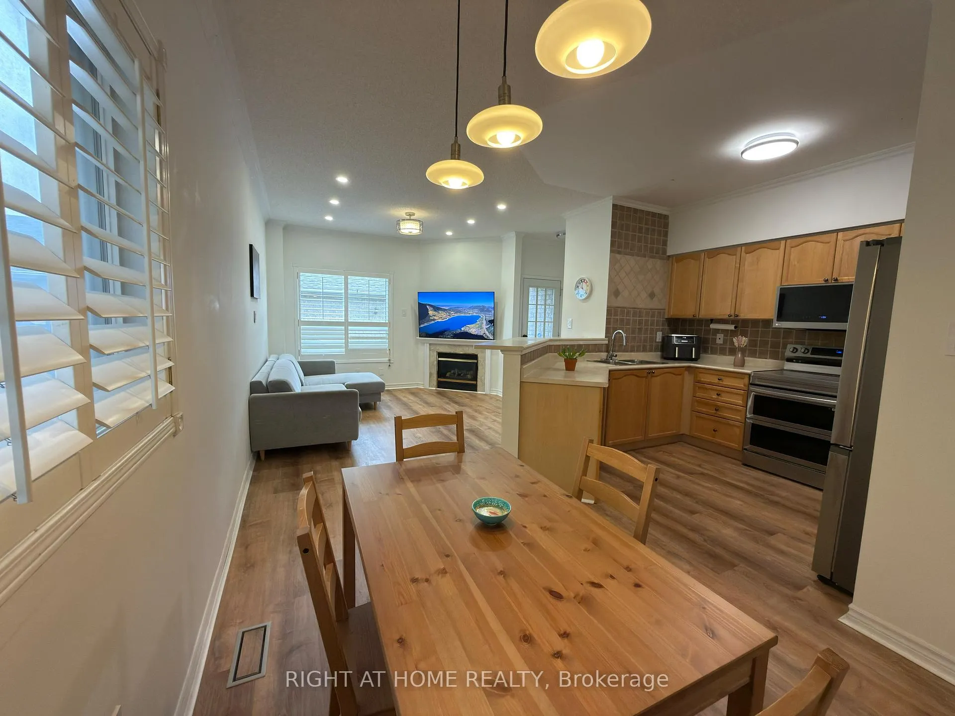 Photo 13 of 3 Bellagio Crescent, Vaughan, Patterson — HOMEH