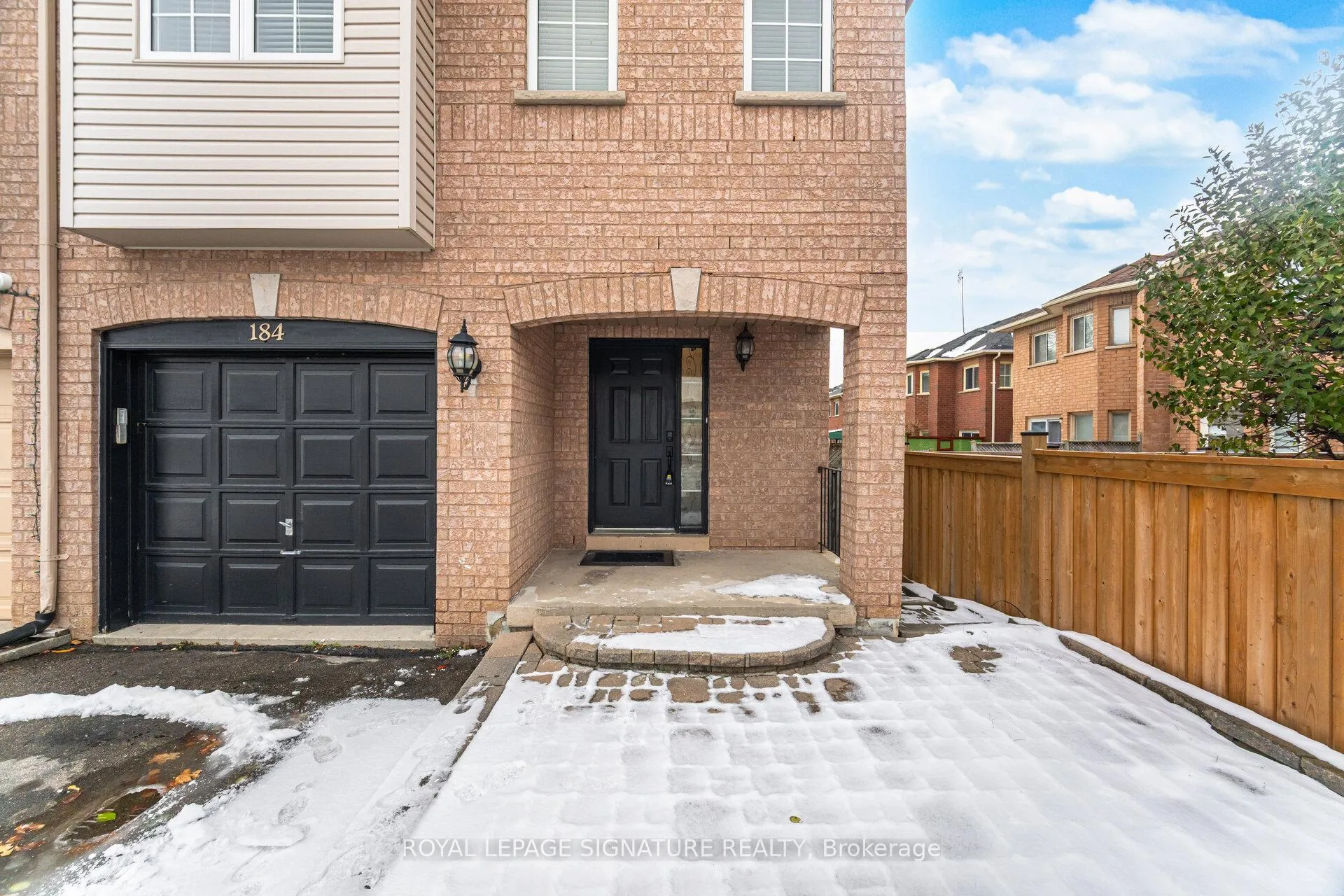 Photo 5 of 184 Lindenshire Avenue, Vaughan, Maple — HOMEH