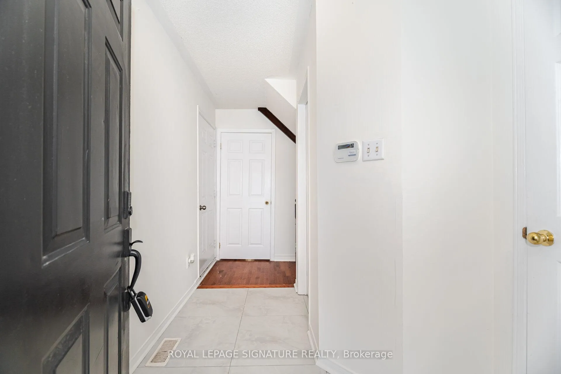 Photo 7 of 184 Lindenshire Avenue, Vaughan, Maple — HOMEH