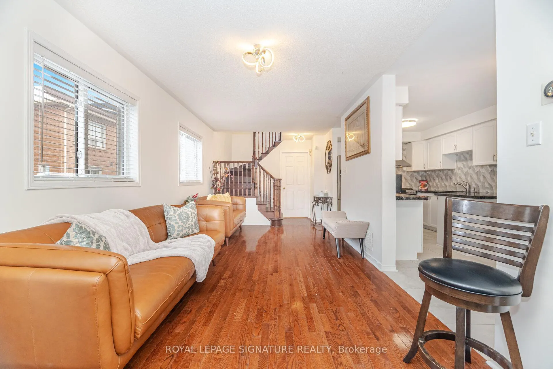 Photo 8 of 184 Lindenshire Avenue, Vaughan, Maple — HOMEH