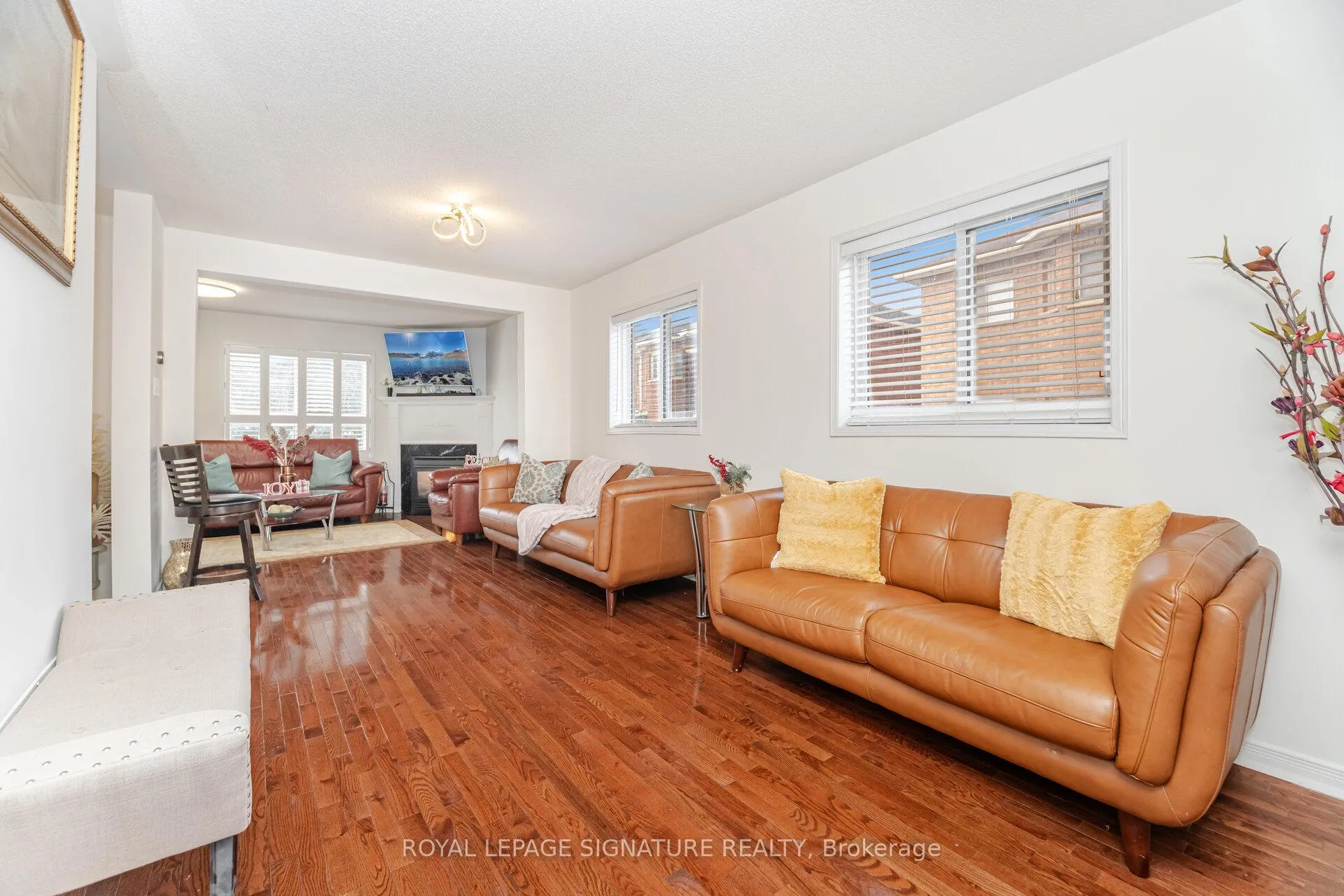 Photo 9 of 184 Lindenshire Avenue, Vaughan, Maple — HOMEH