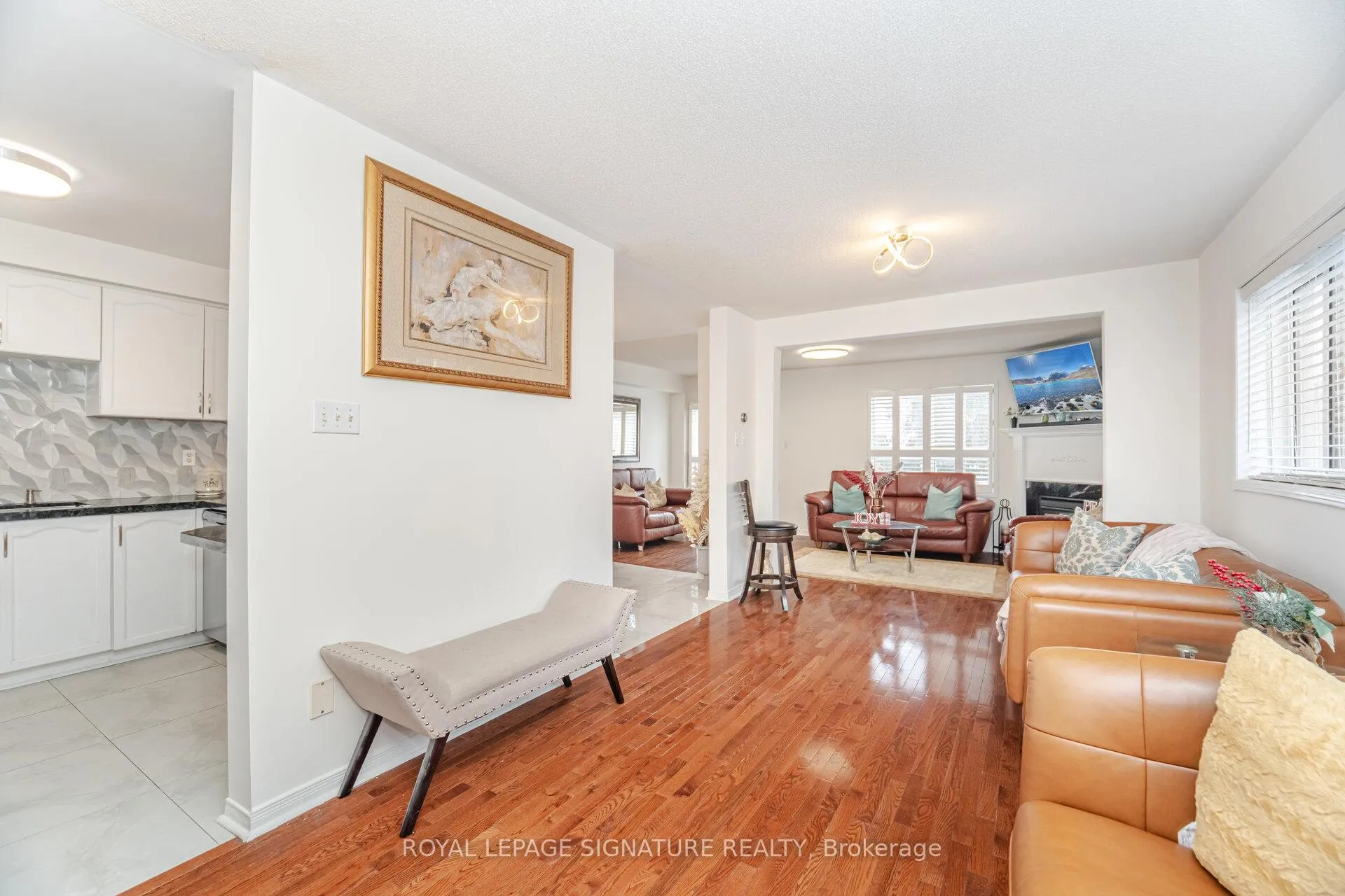 Photo 10 of 184 Lindenshire Avenue, Vaughan, Maple — HOMEH