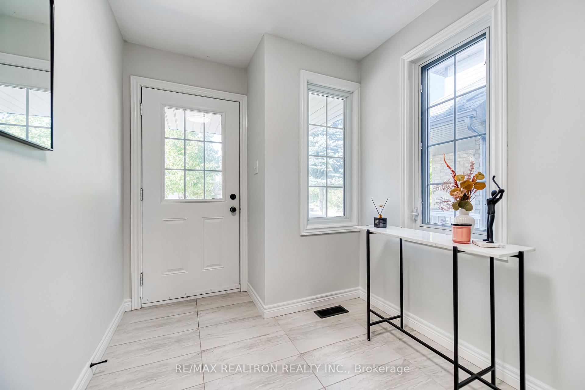 Photo 3 of 634 Violet Street, Waterloo, Columbia Forest — HOMEH