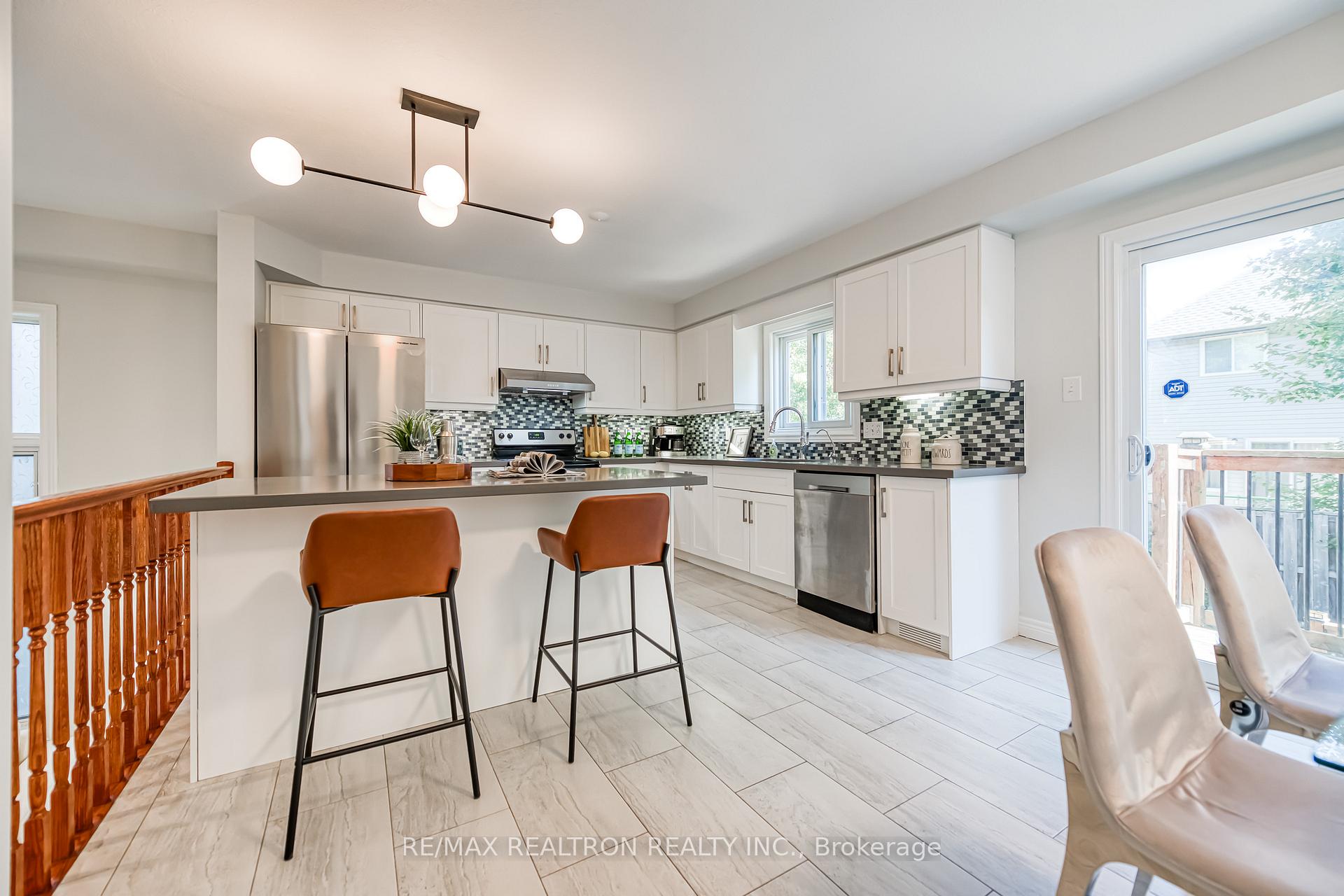 Photo 10 of 634 Violet Street, Waterloo, Columbia Forest — HOMEH