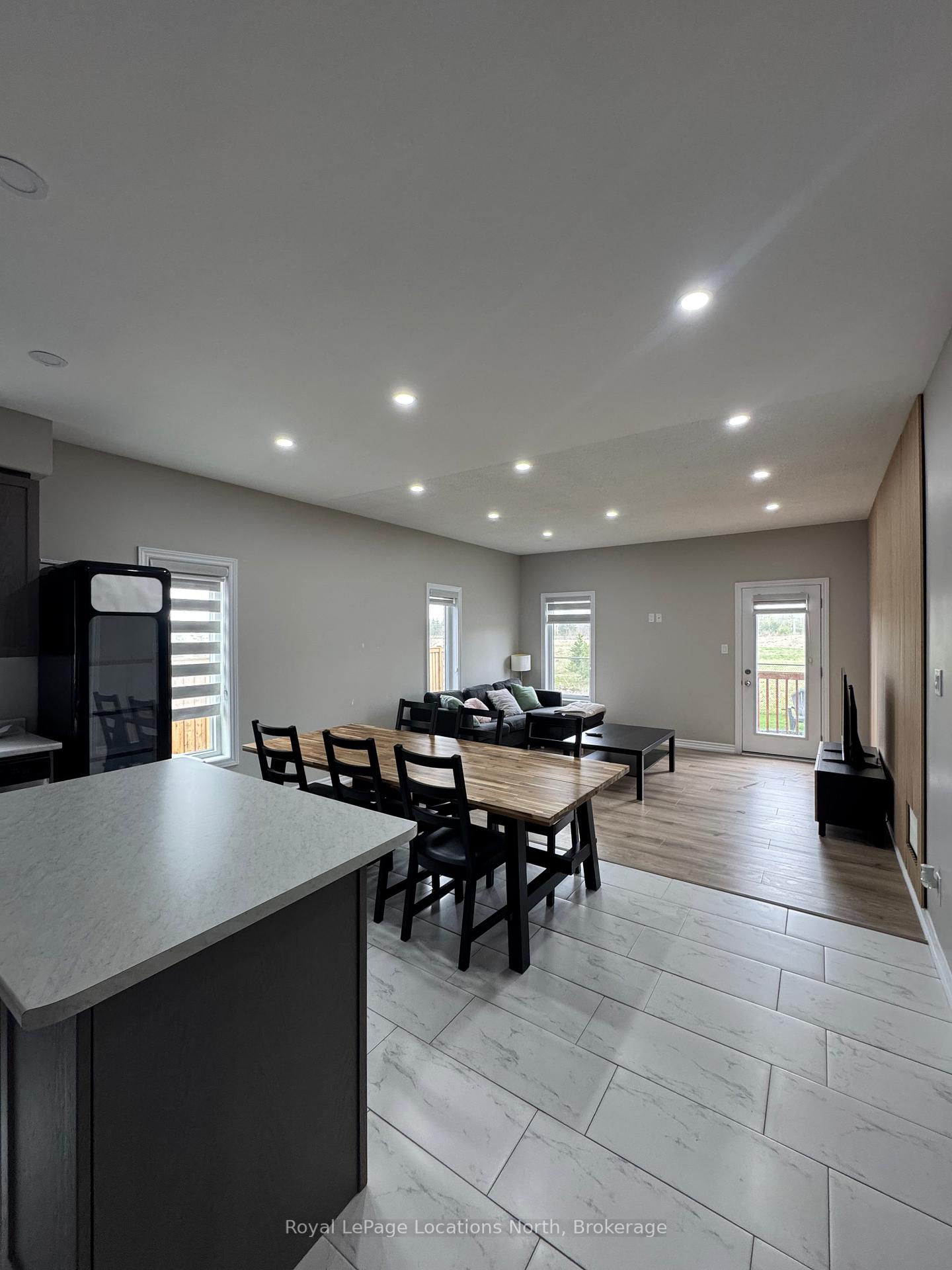Photo 3 of Unit main, 9 Bianca Crescent, Wasaga Beach — HOMEH