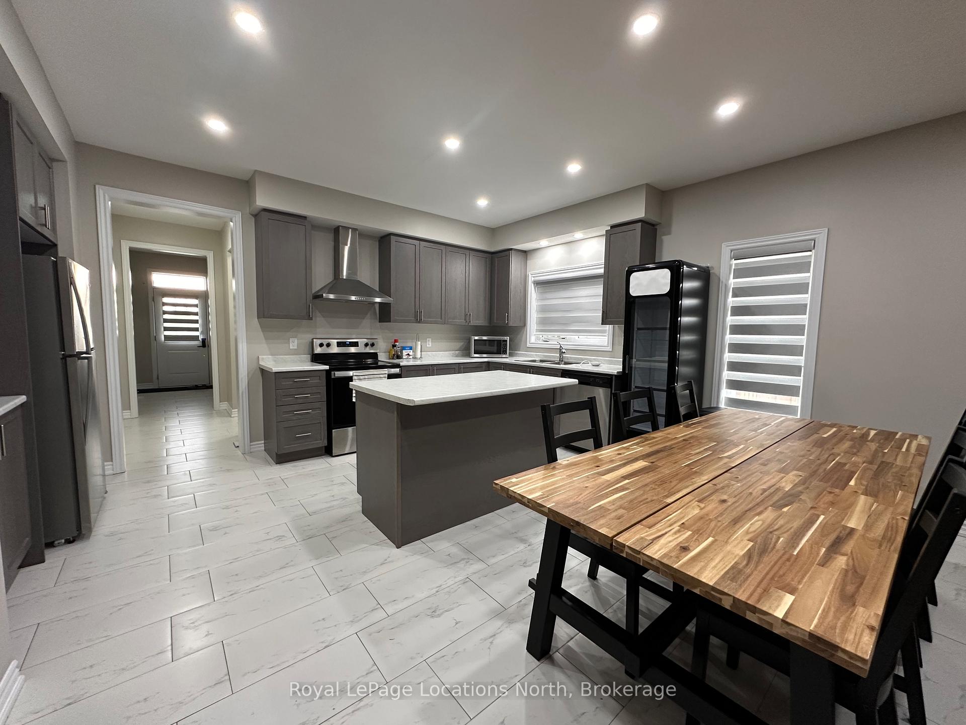 Photo 5 of Unit main, 9 Bianca Crescent, Wasaga Beach — HOMEH