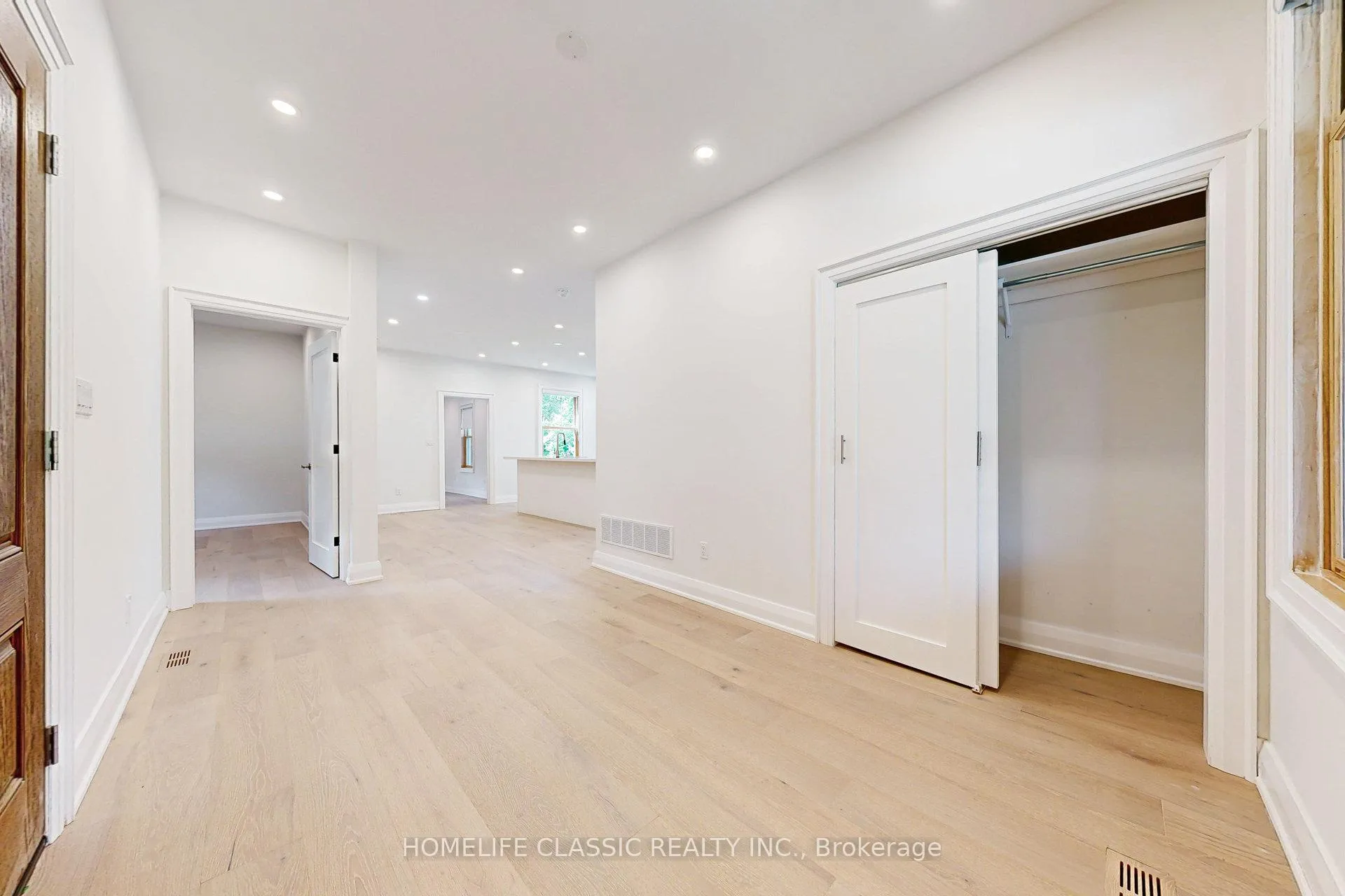Photo 3 of Unit Unit B, 33 Centre Street, Vaughan, Crestwood-Springfarm-Yorkhill — HOMEH