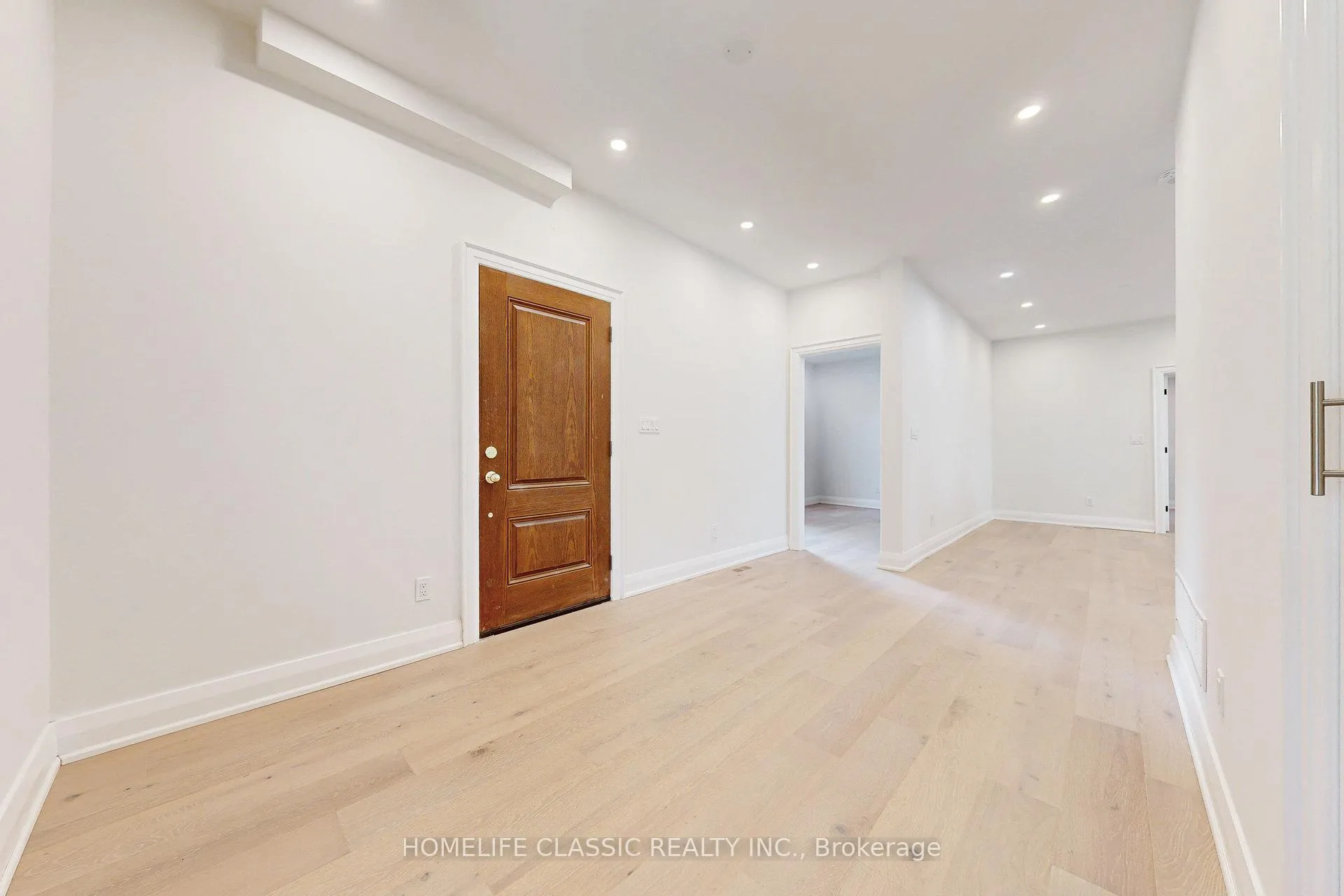 Photo 4 of Unit Unit B, 33 Centre Street, Vaughan, Crestwood-Springfarm-Yorkhill — HOMEH