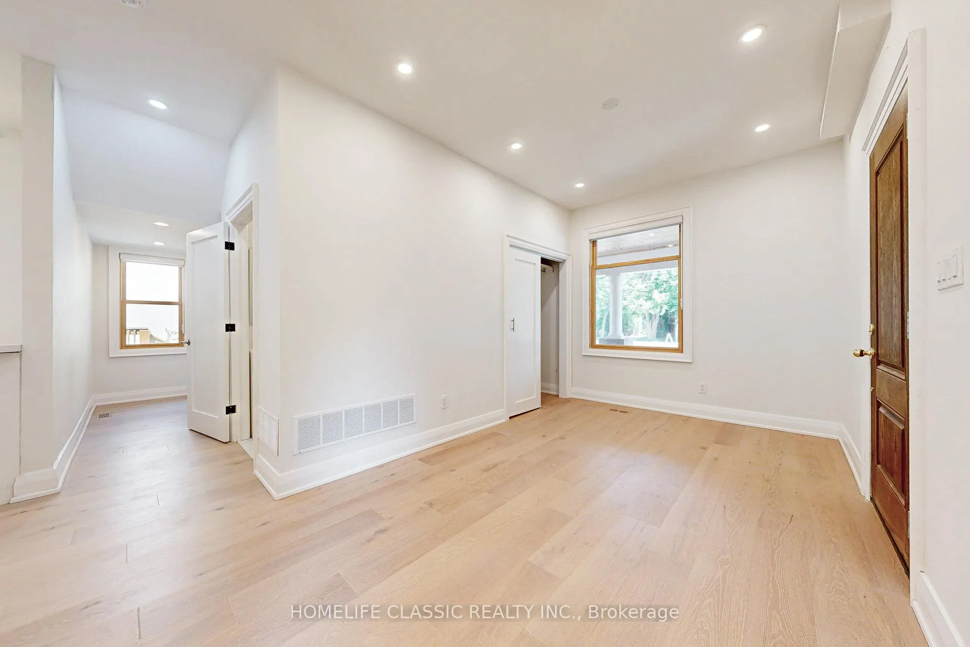 Photo 5 of Unit Unit B, 33 Centre Street, Vaughan, Crestwood-Springfarm-Yorkhill — HOMEH