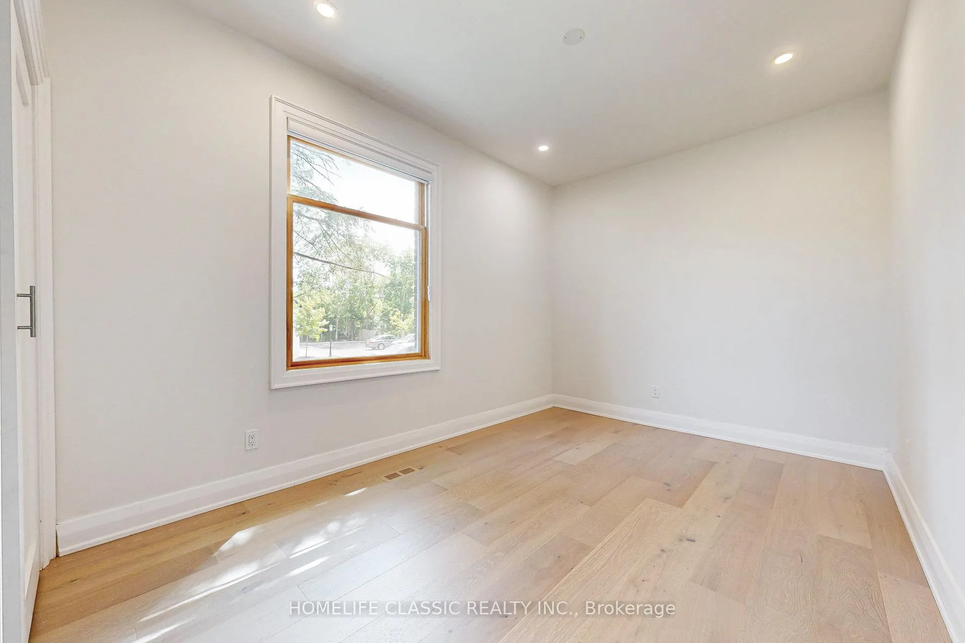 Photo 6 of Unit Unit B, 33 Centre Street, Vaughan, Crestwood-Springfarm-Yorkhill — HOMEH