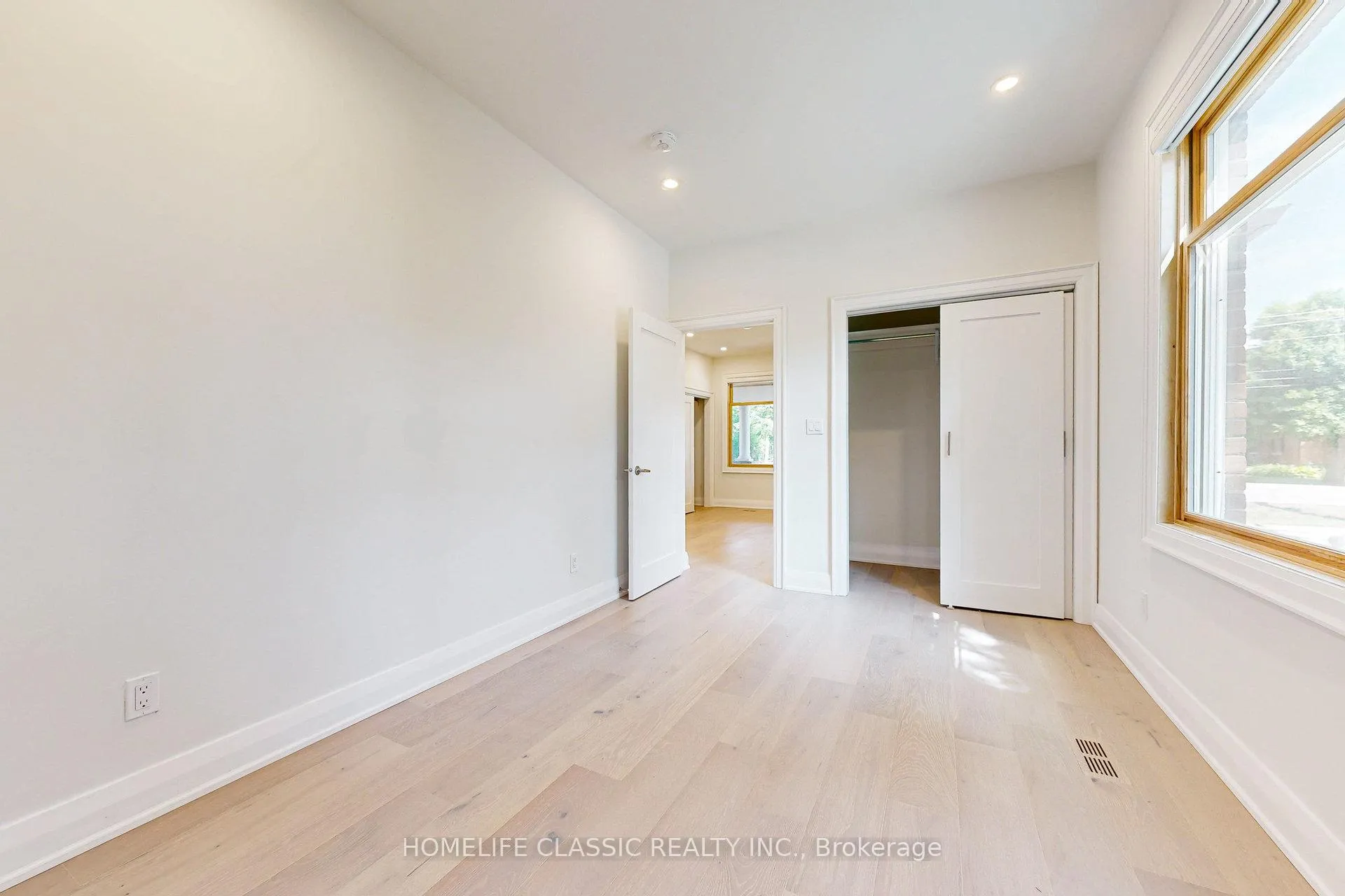 Photo 7 of Unit Unit B, 33 Centre Street, Vaughan, Crestwood-Springfarm-Yorkhill — HOMEH